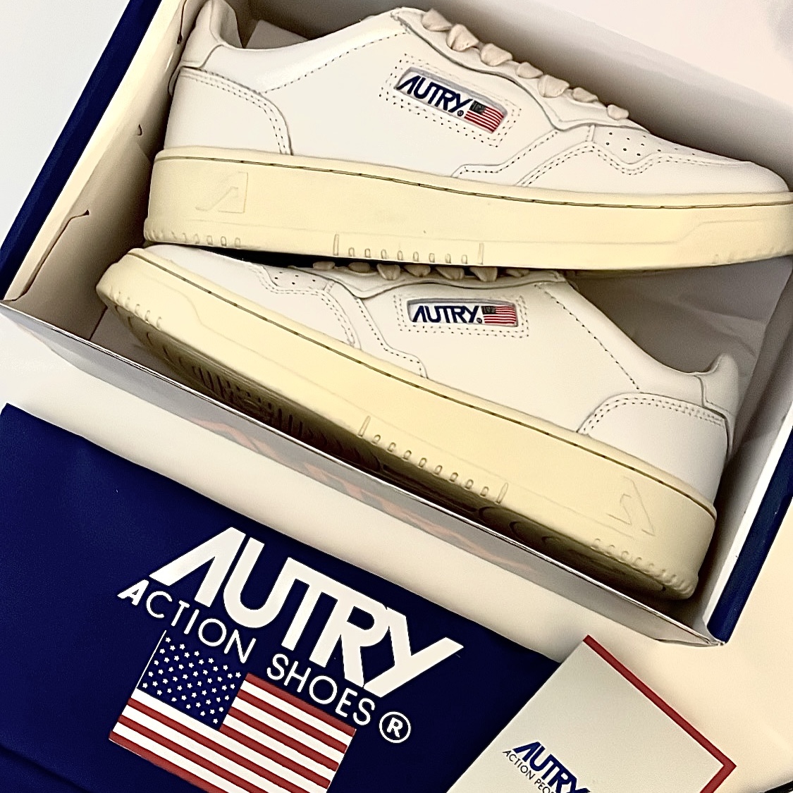 (W) Autry Medalist Low Leather Sneakers White 착용 스타일