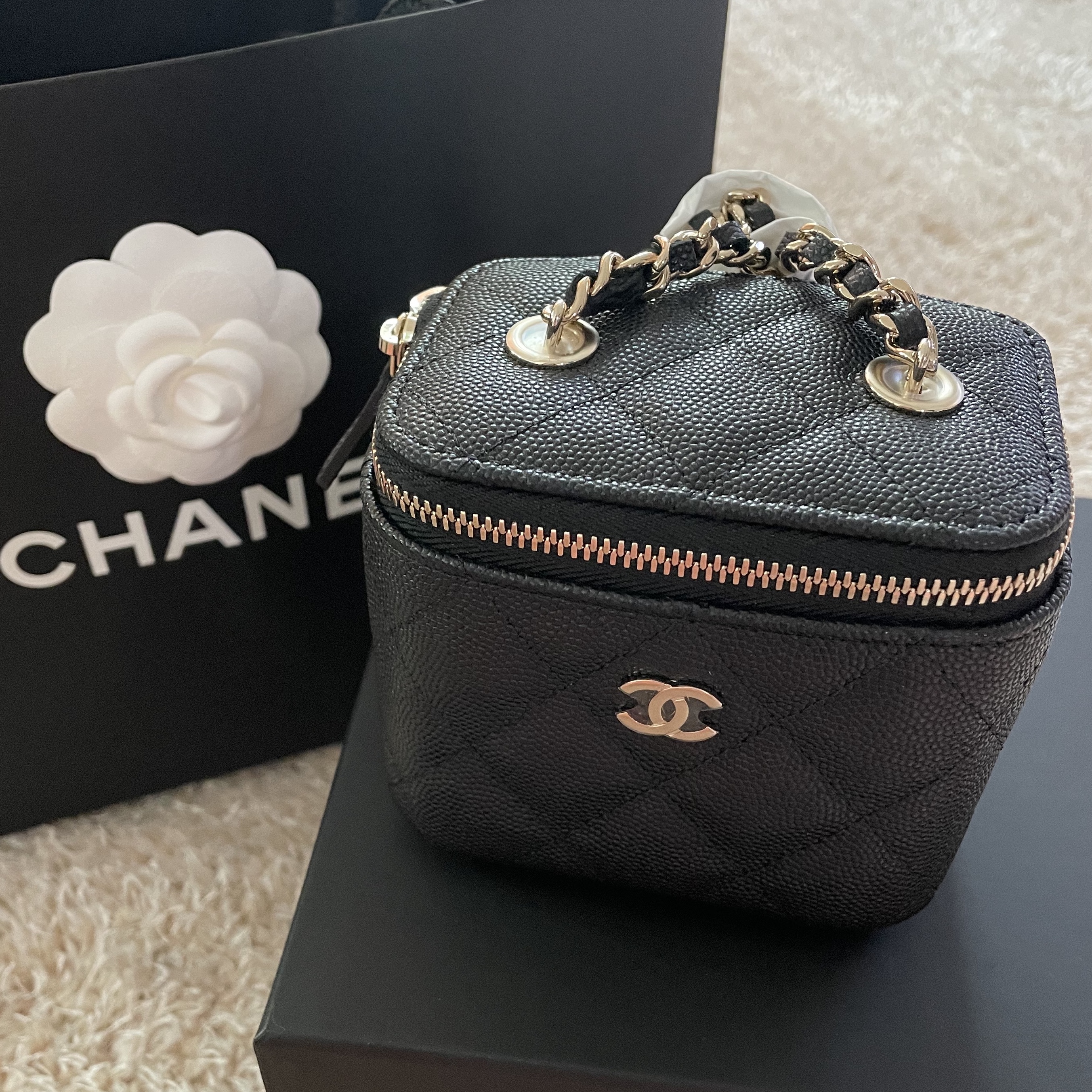 Chanel Small Classic Vanity with Chain Grained Calfskin & Gold Black (Inside Mirror) 착용 스타일