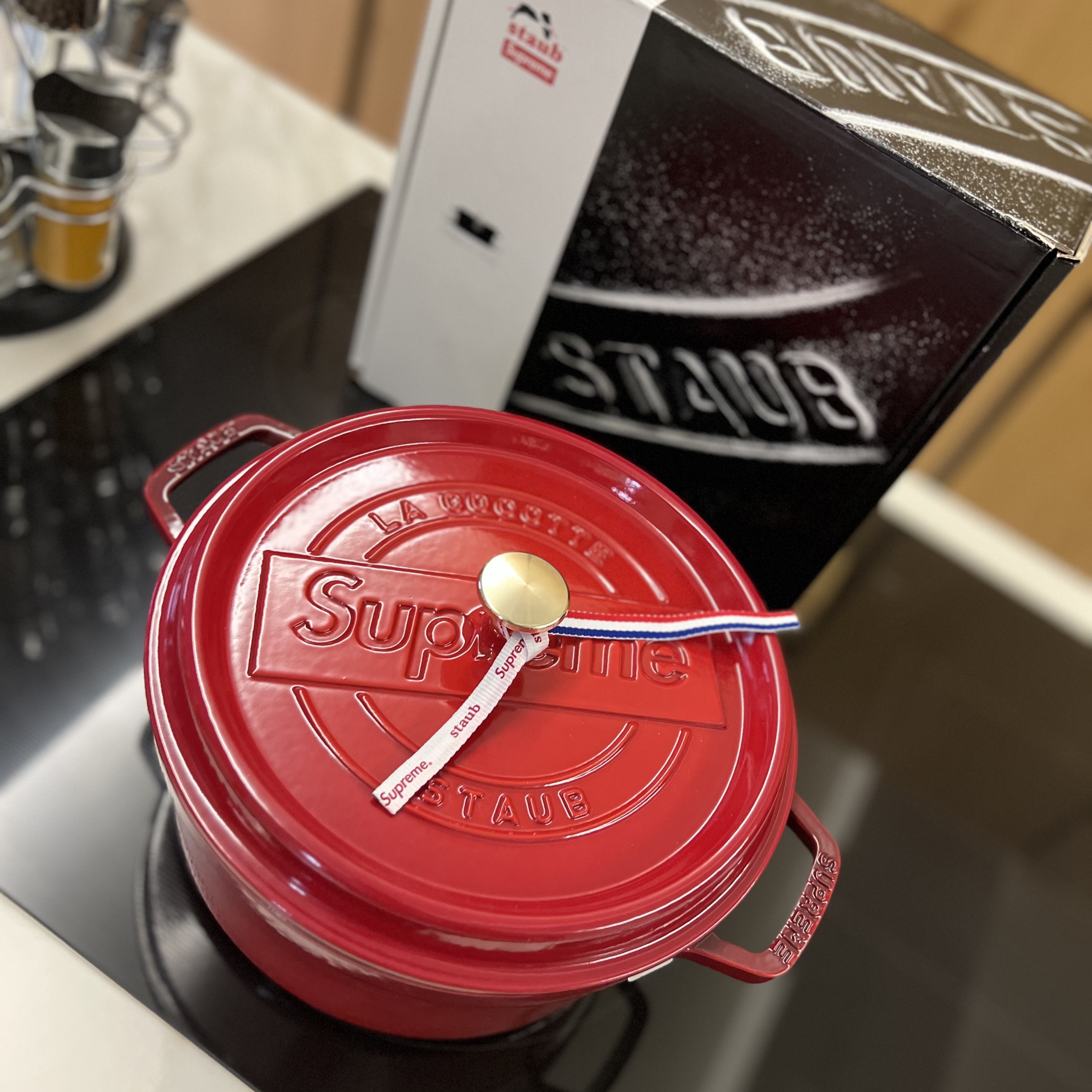Supreme x Staub Round 5.5 Qt. Cocotte Red - 23SS 착용 스타일 - 1