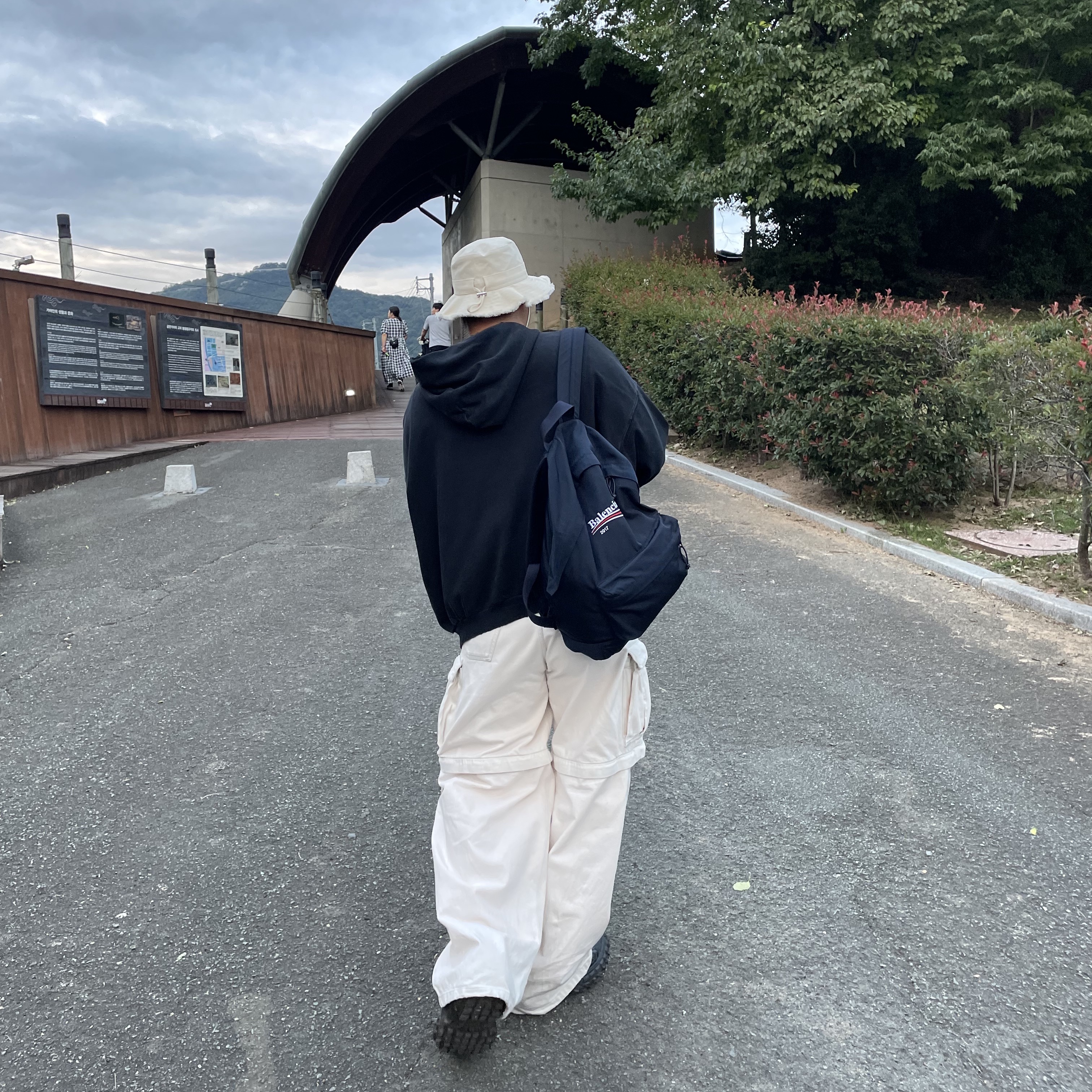 Balenciaga Defender Sneakers Black, Jacquemus Le Bob Artichaut Bucket Hat Off White 착용 스타일 - 2