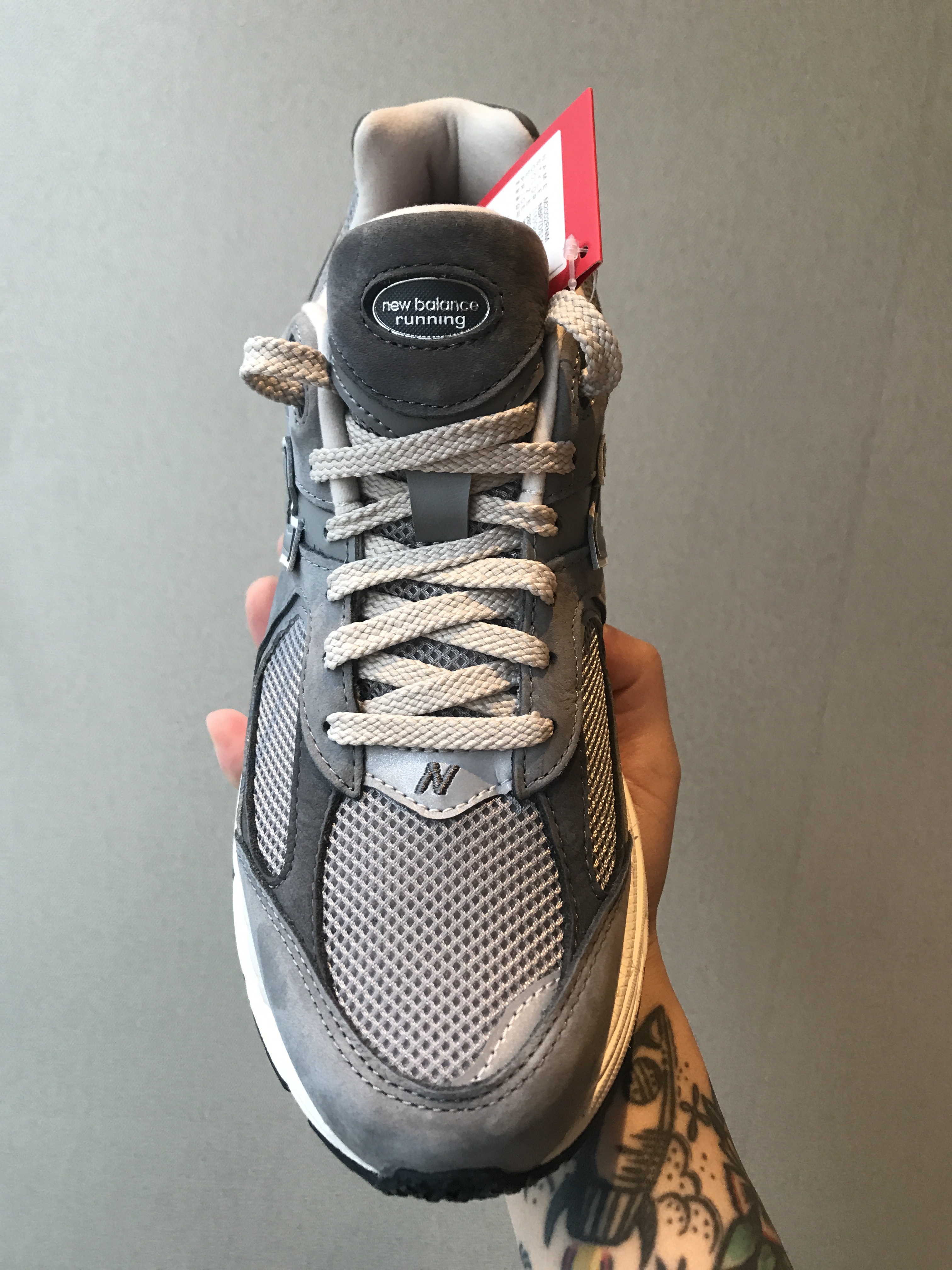 New Balance 2002R Premium Vintage Grey 착용 스타일 - 2