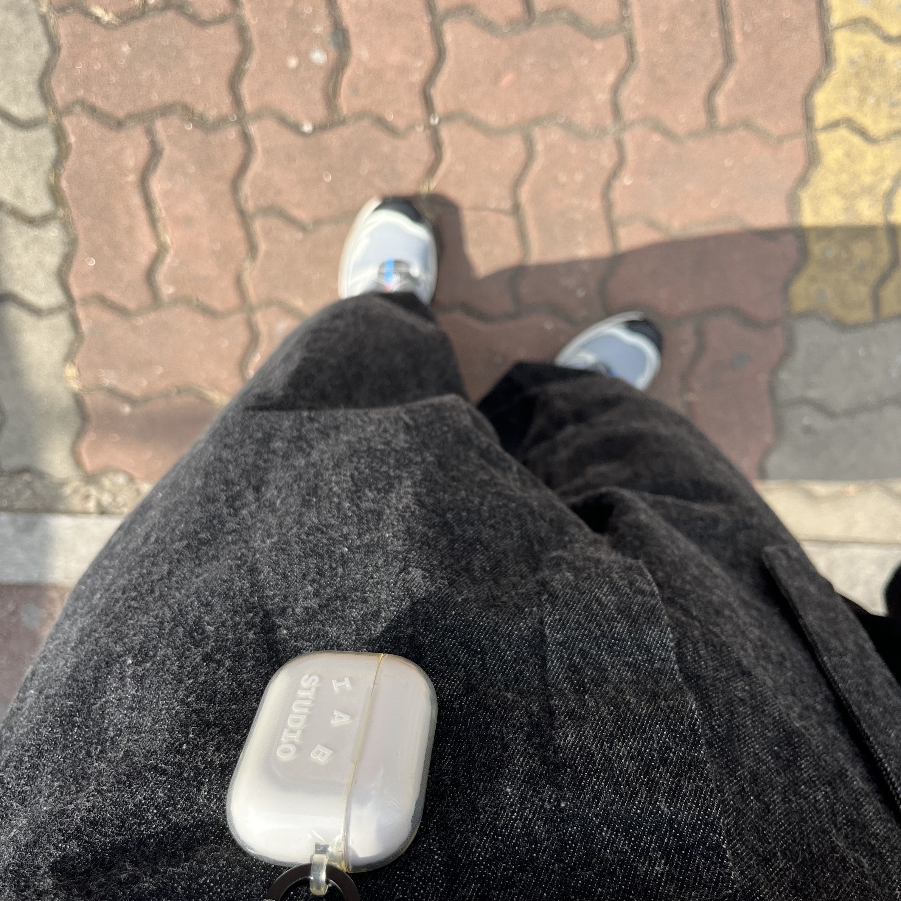 Casetify x IAB Studio Single White Logo AirPods Pro Case Clear, Salomon XT-6 Recut Phantom Vanilla Ice 착용 스타일 - 1