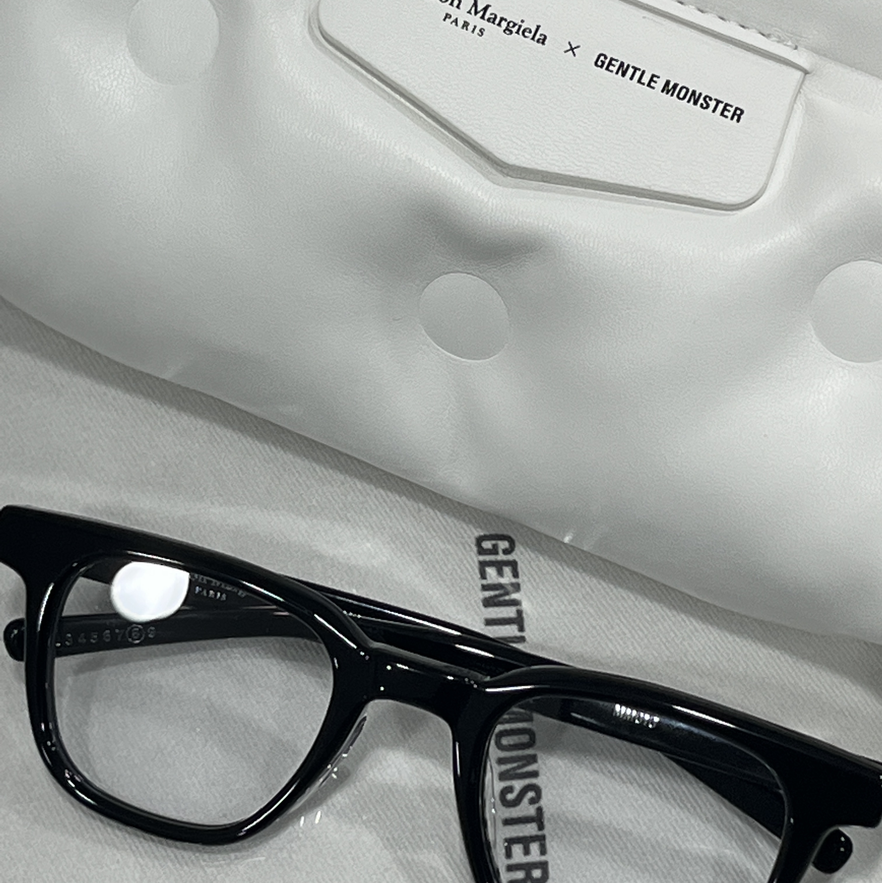 Gentle Monster x Maison Margiela MM010 Clear Black 착용 스타일 - 2