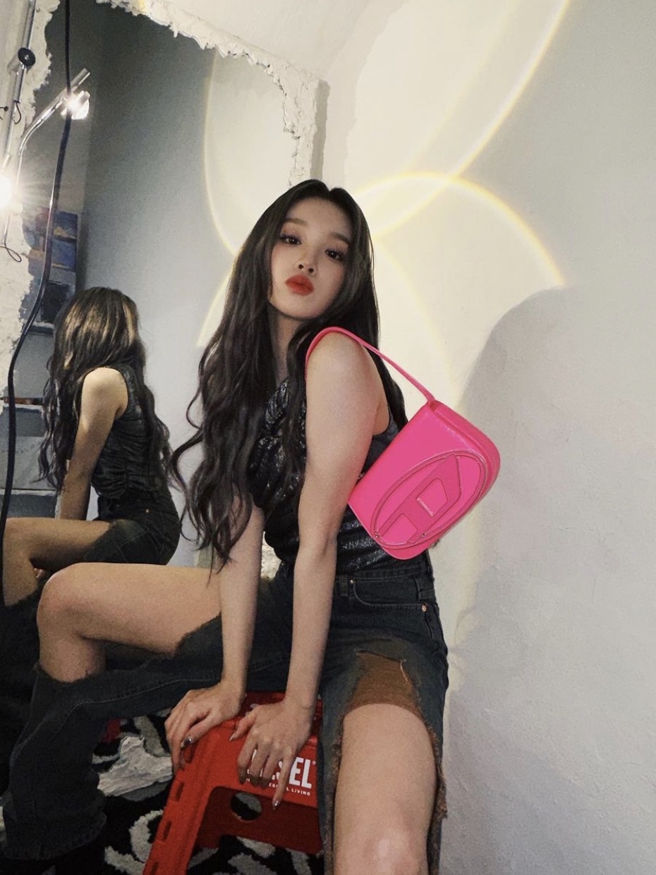 Diesel 1DR Shoulder Bag in Neon Leather Pink Fluo 착용 스타일 - 1