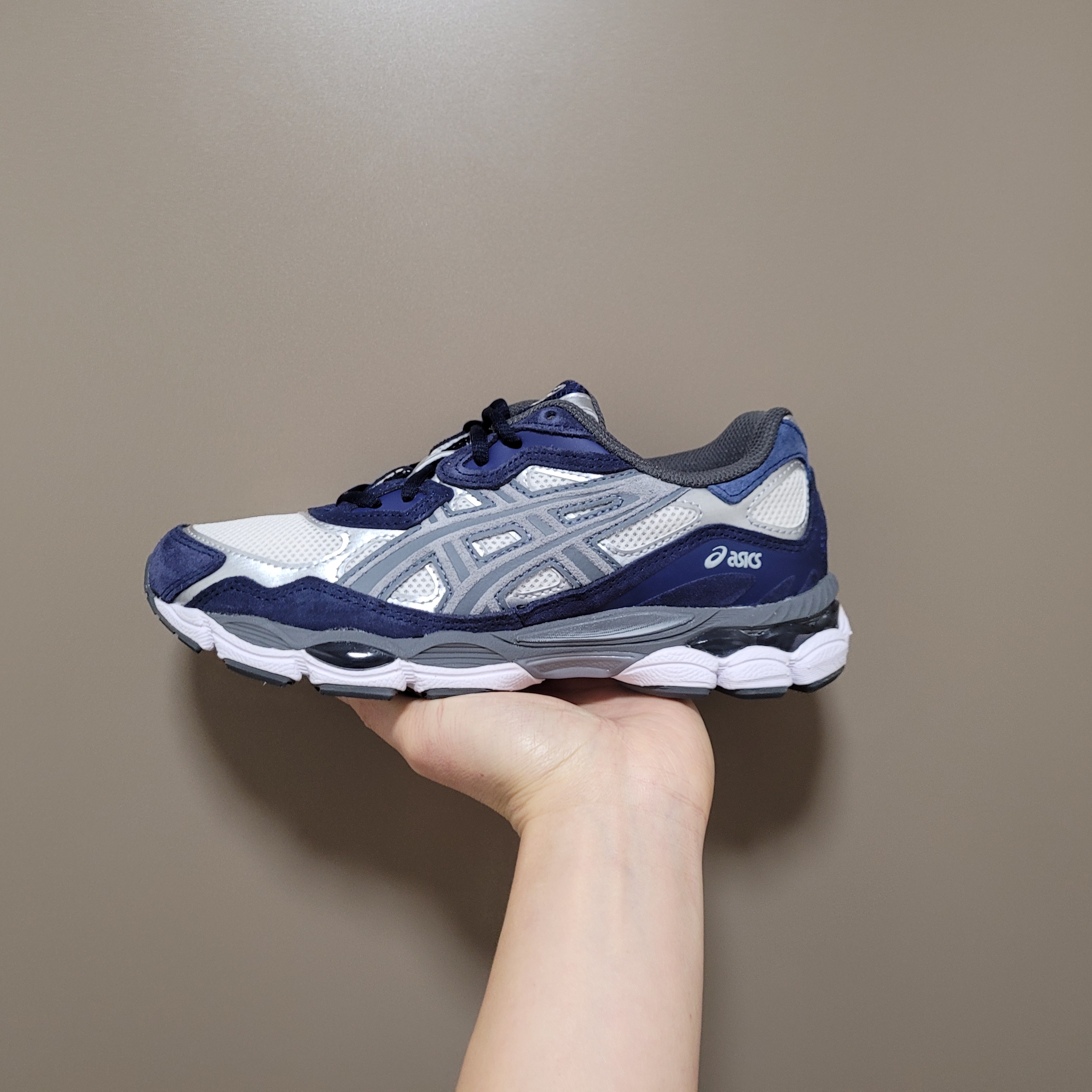 Asics Gel-NYC Cream Steel Grey 착용 스타일 - 1