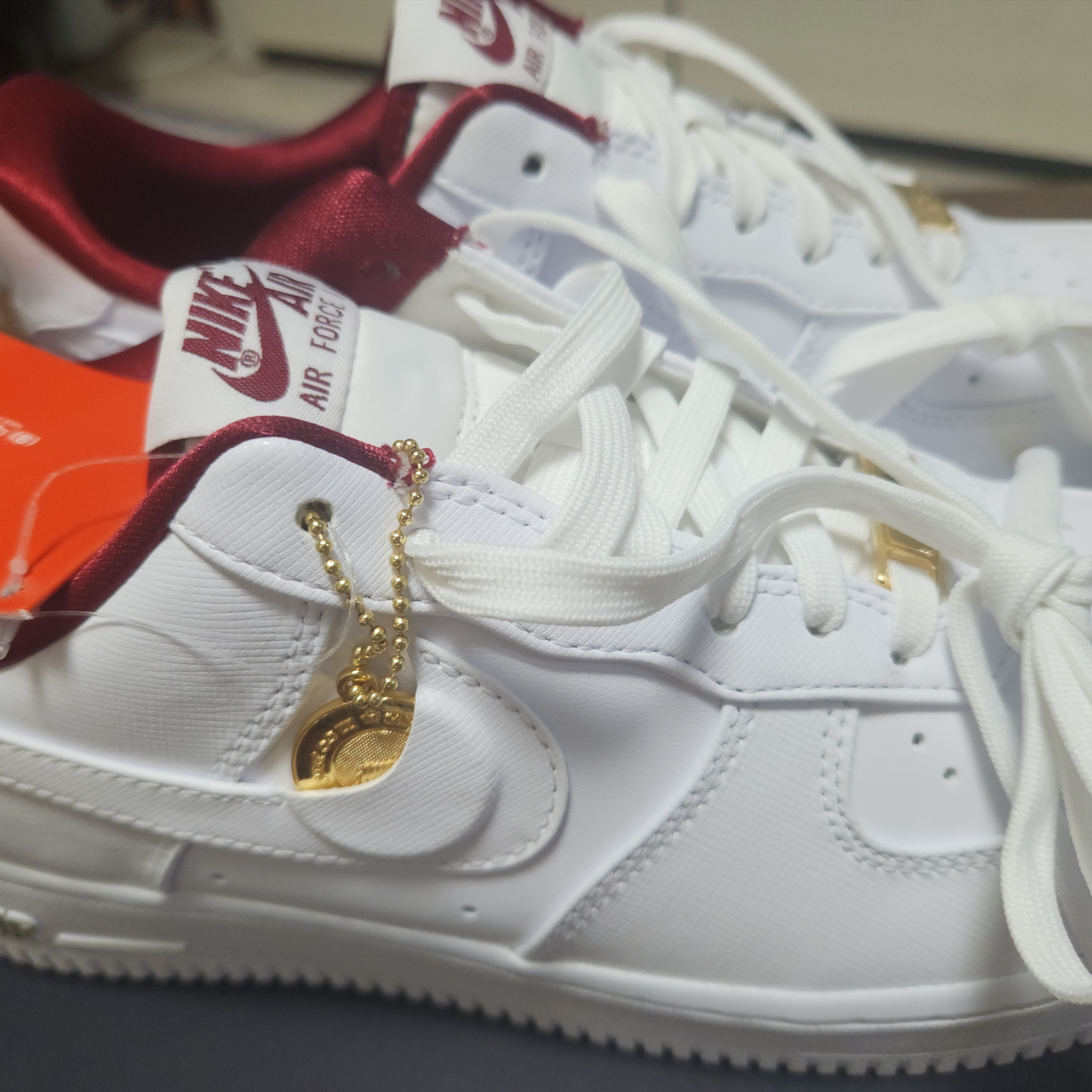 (W) Nike Air Force 1 '07 SE White Team Red 착용 스타일 - 2