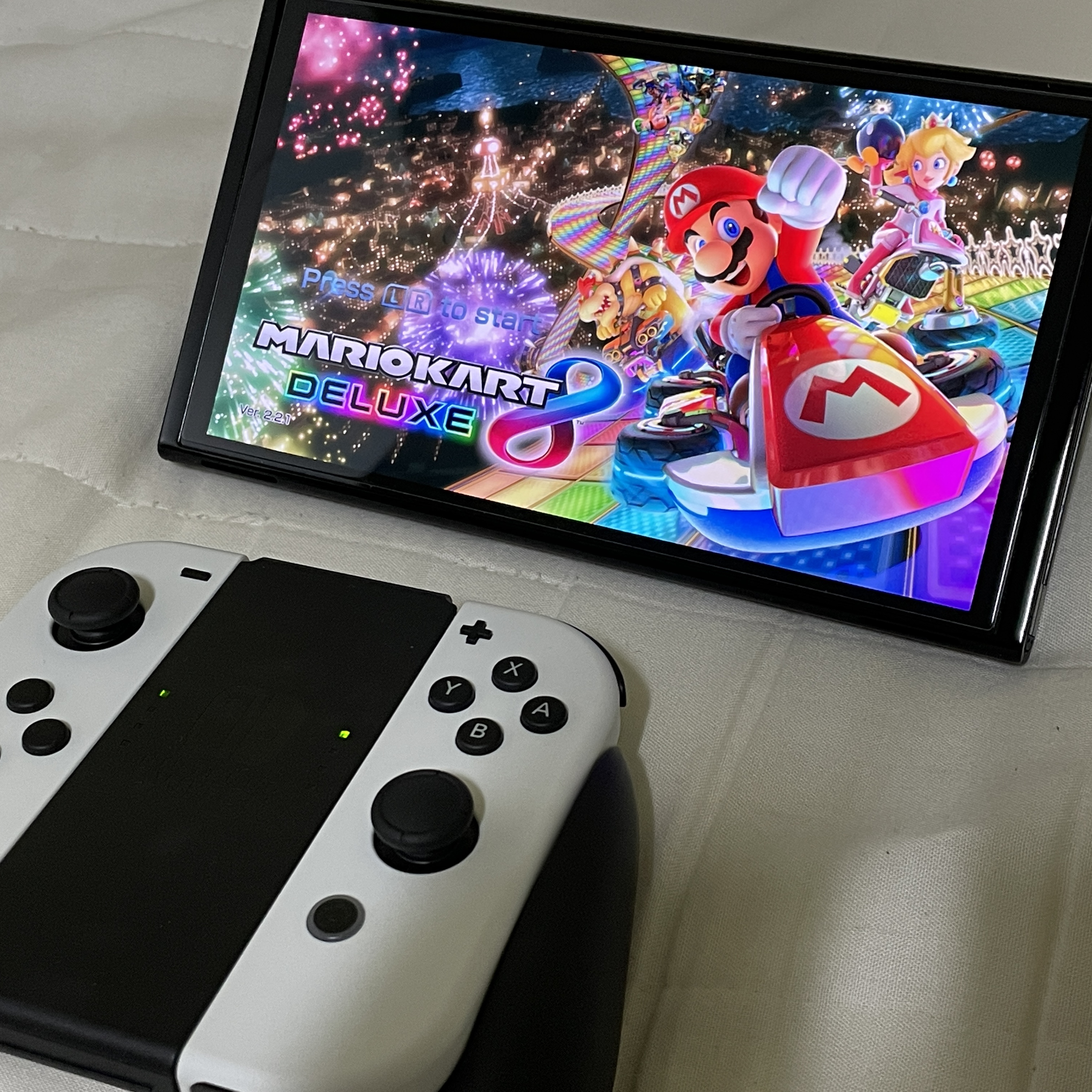 Nintendo Switch OLED White (Korean Ver.) 착용 스타일 - 3