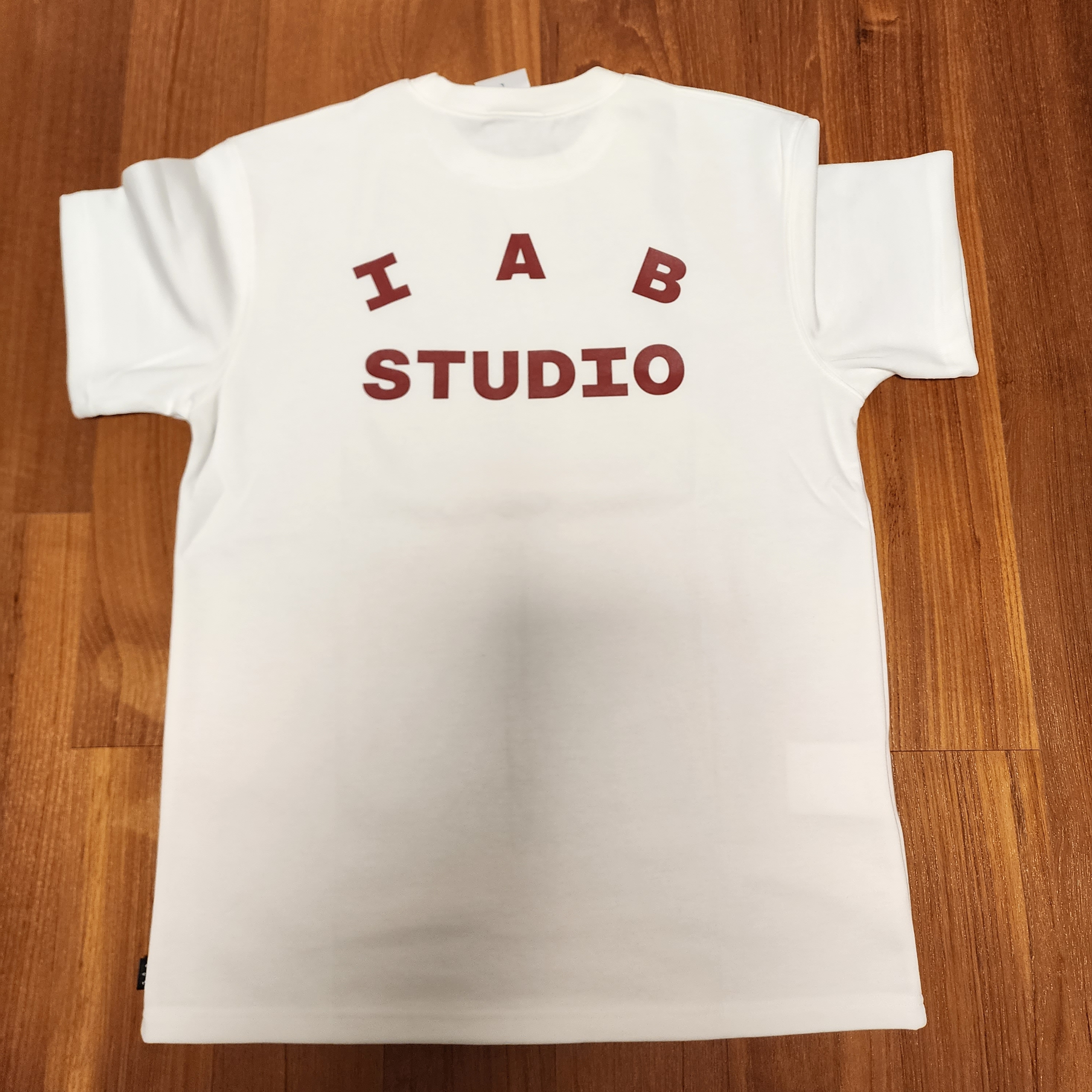 IAB Studio T-Shirt White Burgundy 착용 스타일 - 2