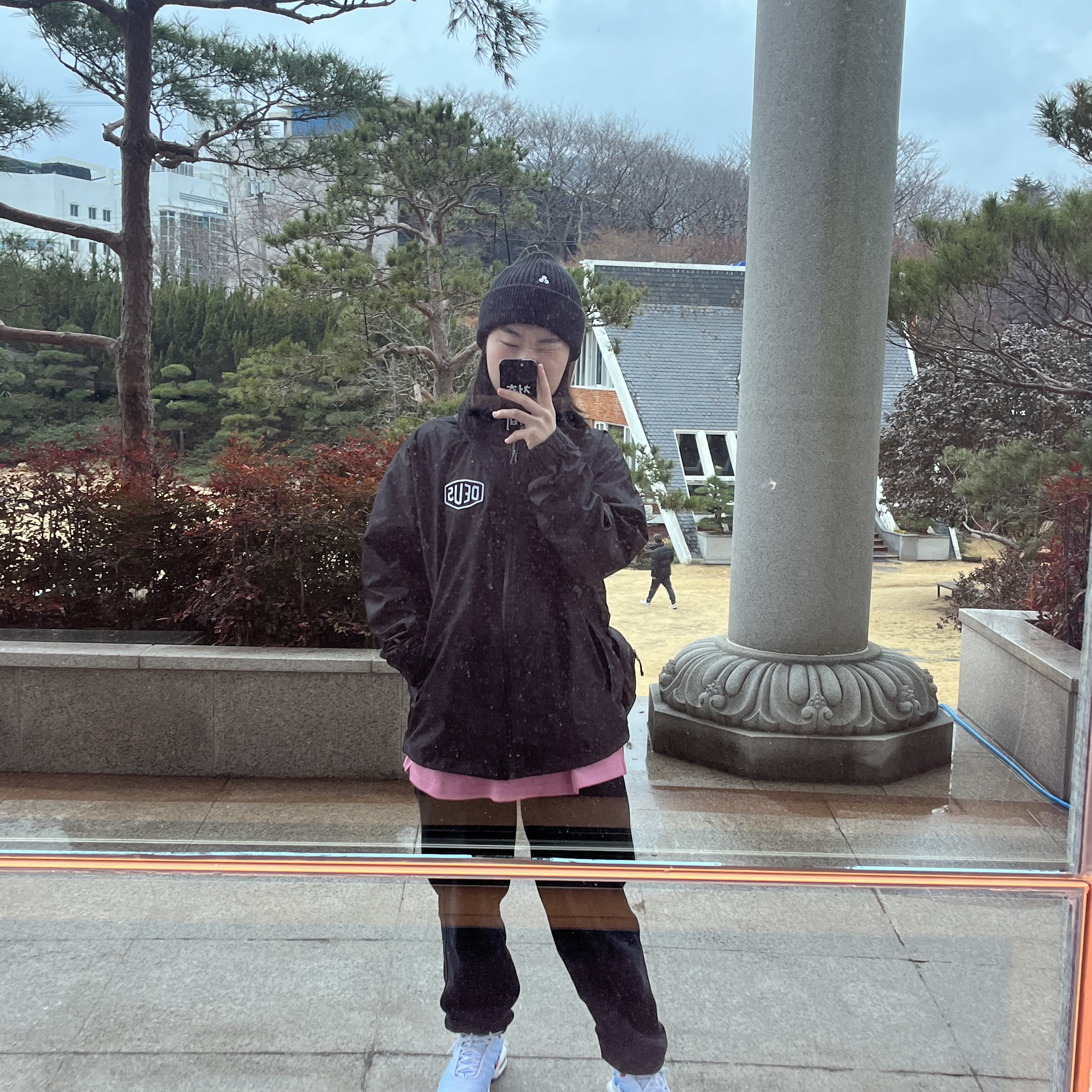 Nike NRG ACG Cuffed Beanie Black 착용 스타일 - 2