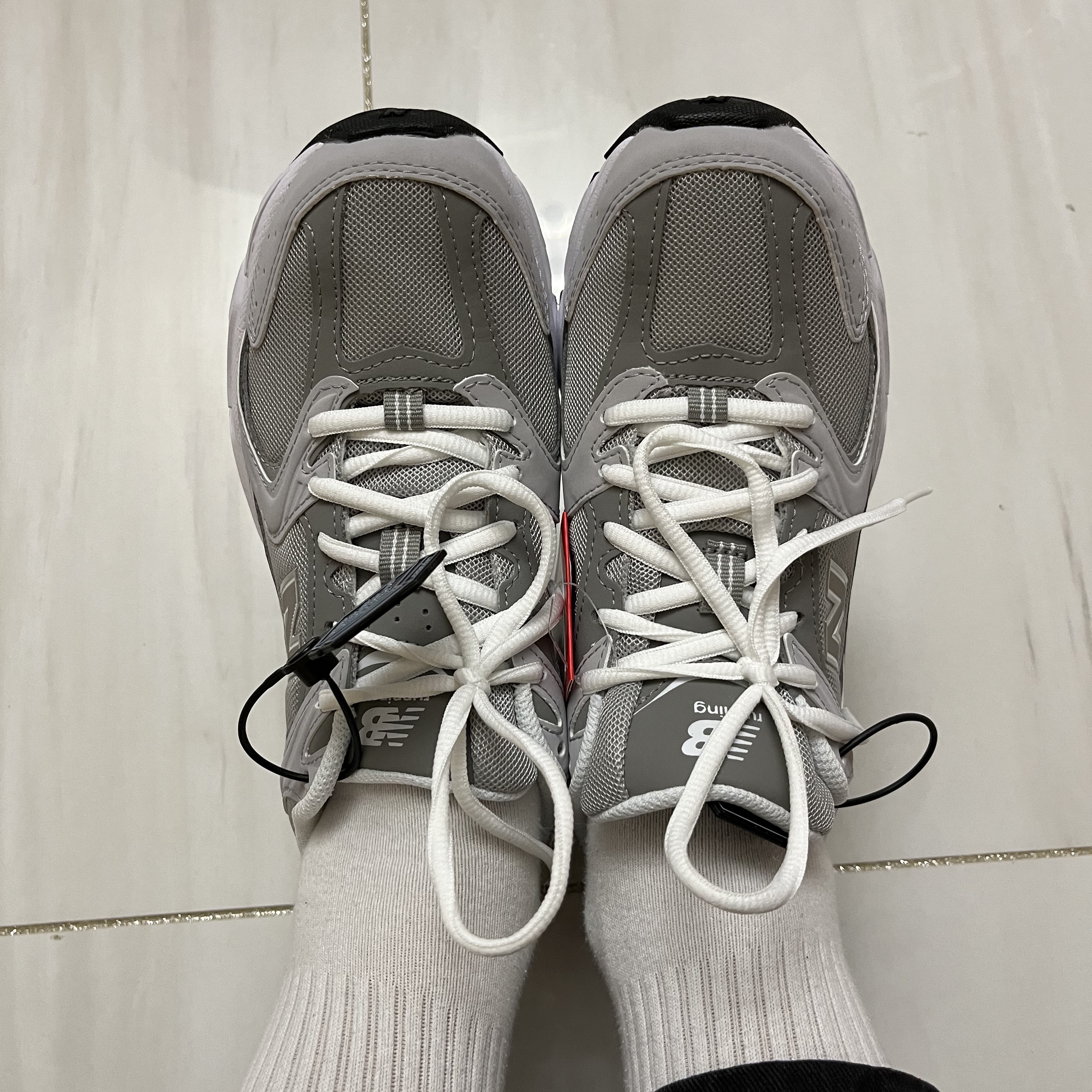 New Balance 530 Summer Fog Marblehead 착용 스타일 - 1