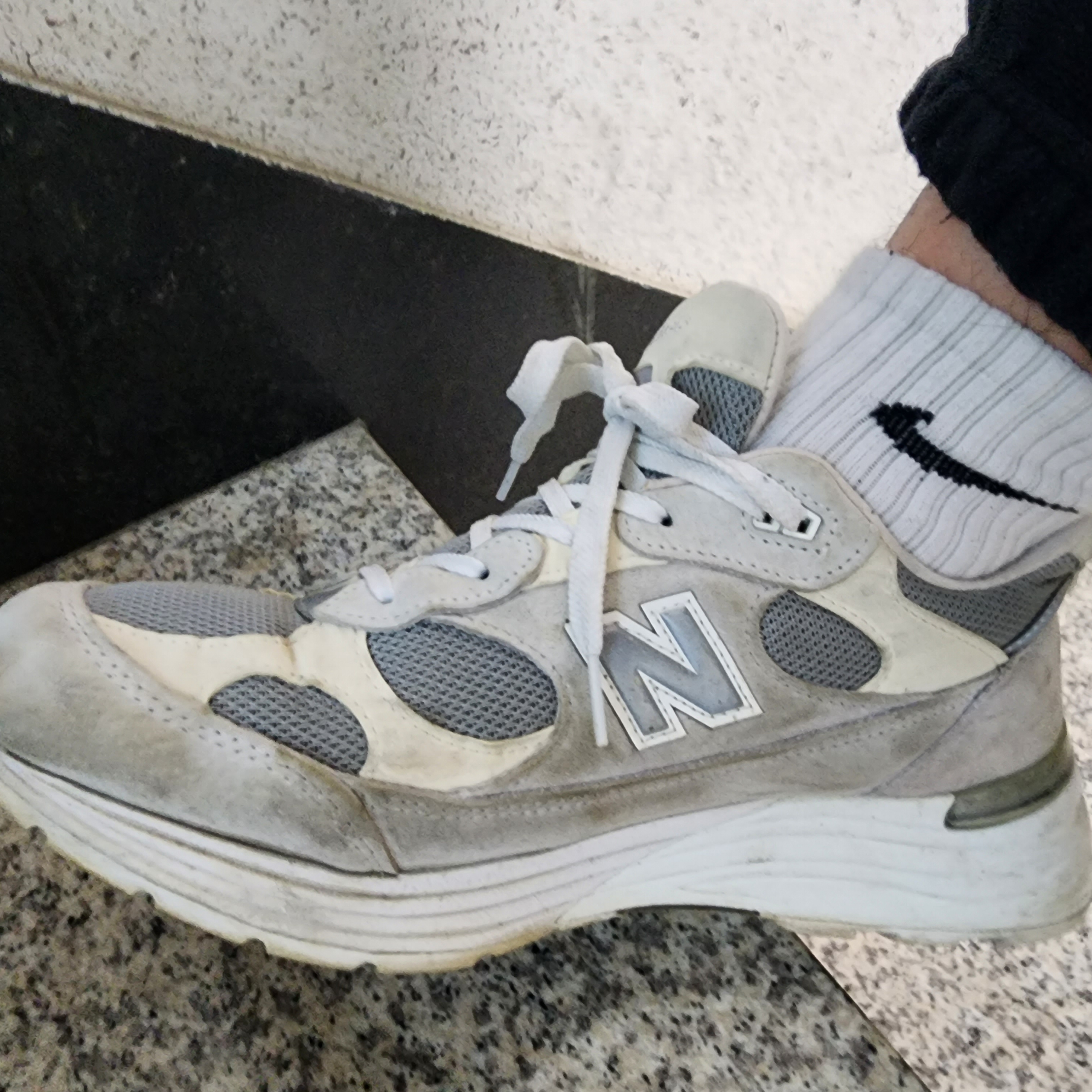 New Balance 992 Made in USA White Silver 착용 스타일 - 1