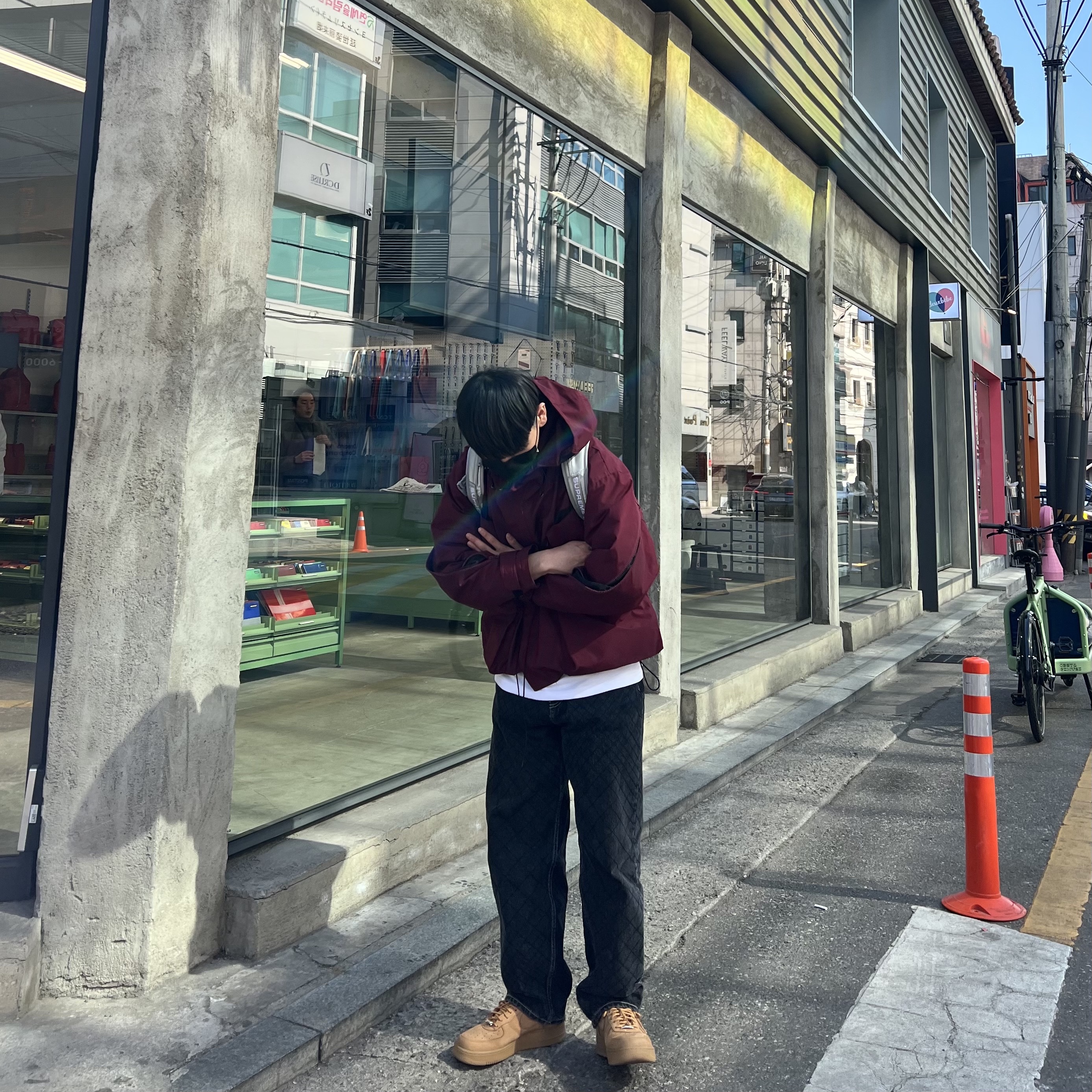 Nike x Supreme Air Force 1 Low Flax, Supreme Backpack Silver - 22FW 착용 스타일 - 1