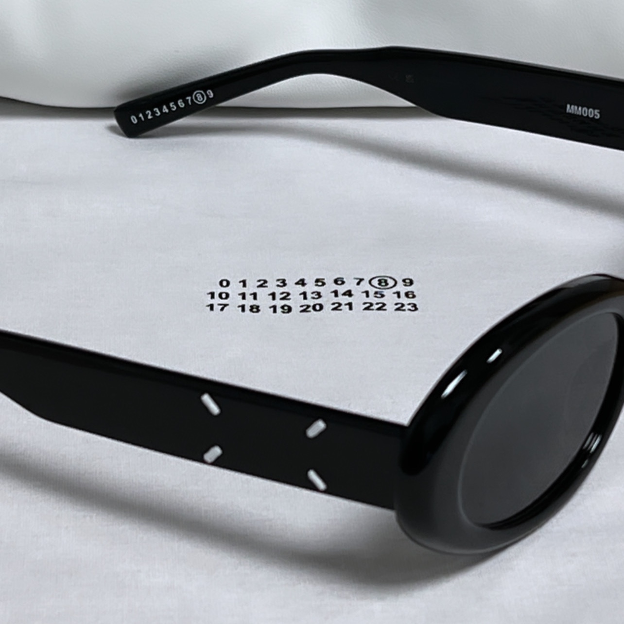 Gentle Monster x Maison Margiela MM005 Black Black 착용 스타일