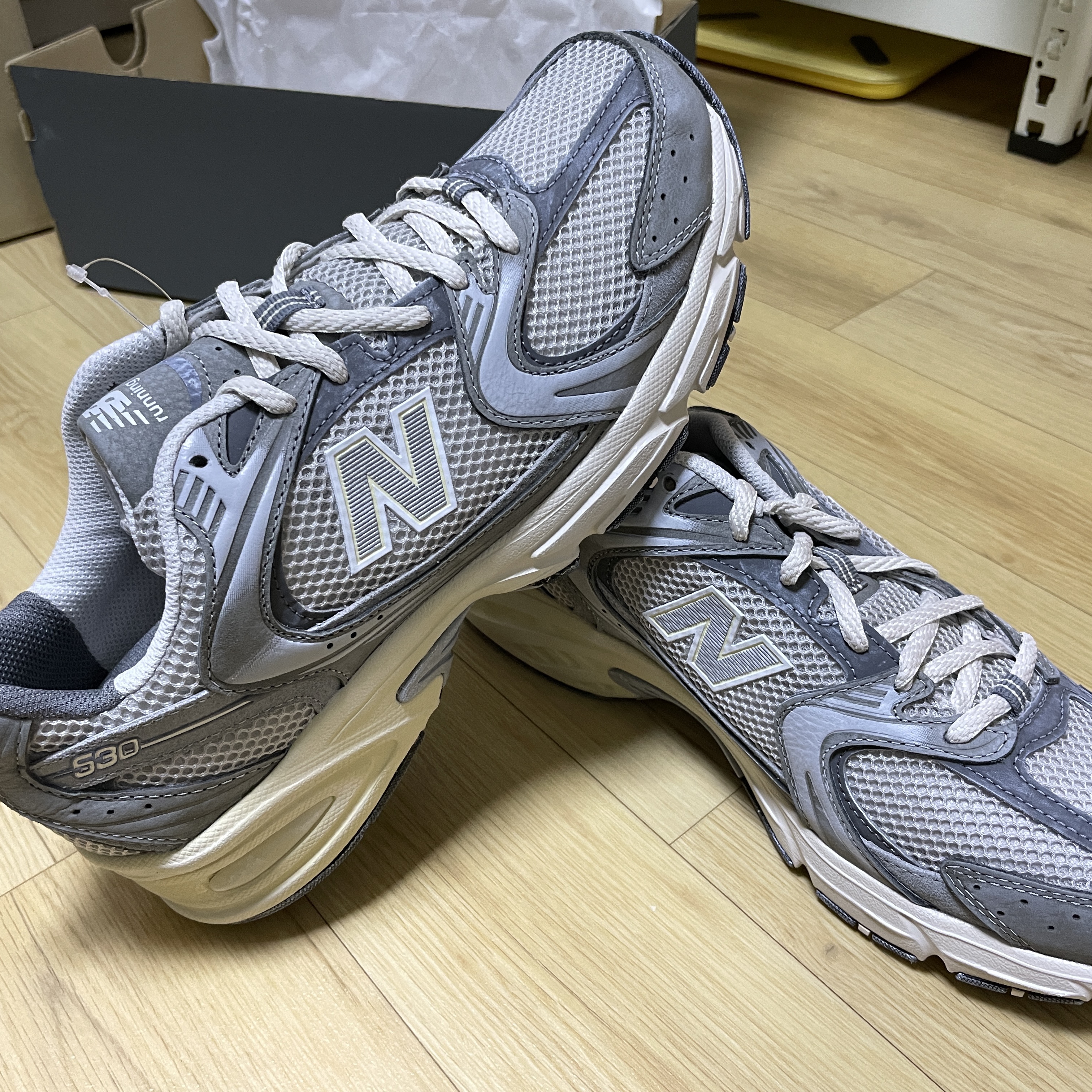New Balance 530 Premium Vintage Grey Matter 착용 스타일 - 3