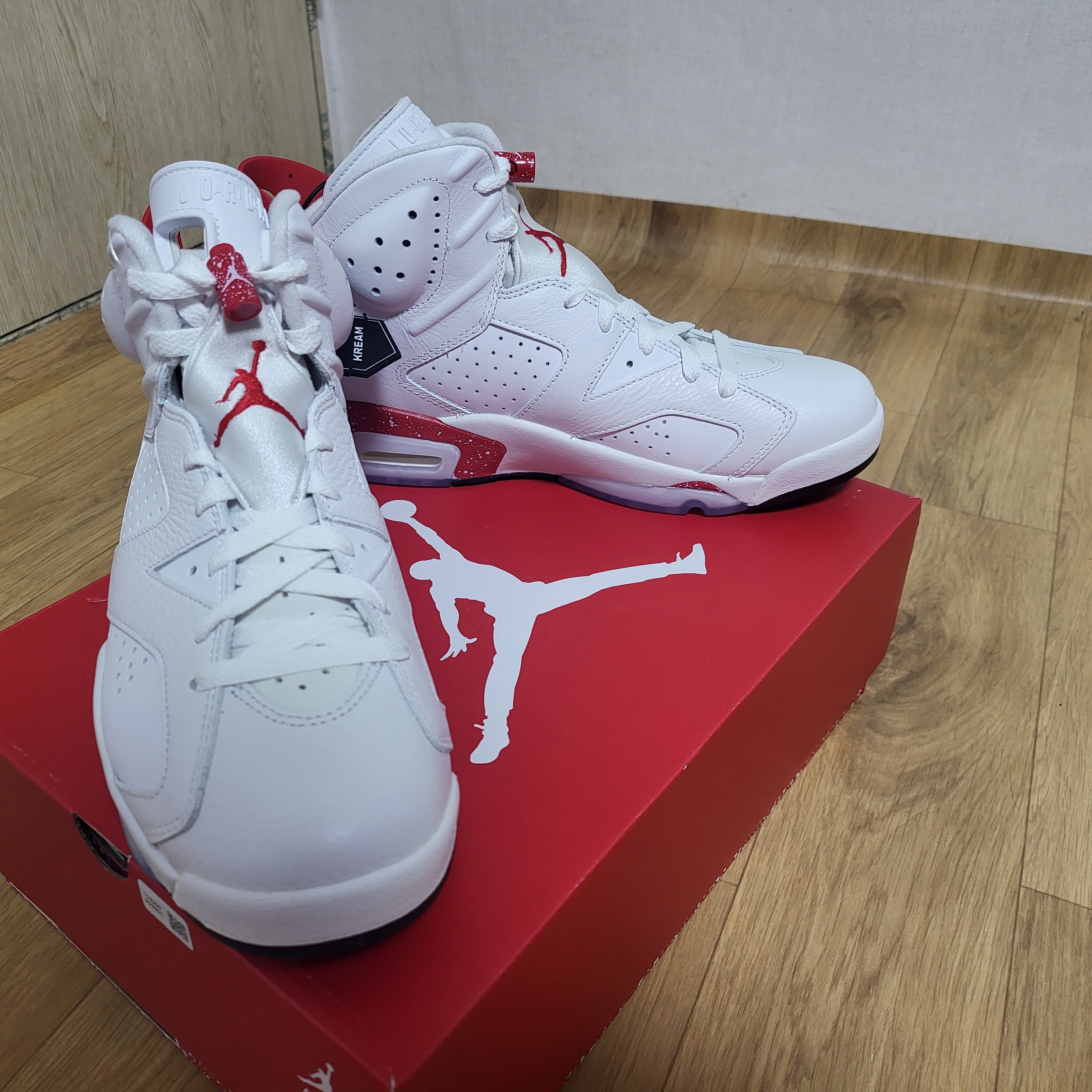 Jordan 6 Retro White and University Red 착용 스타일 - 3