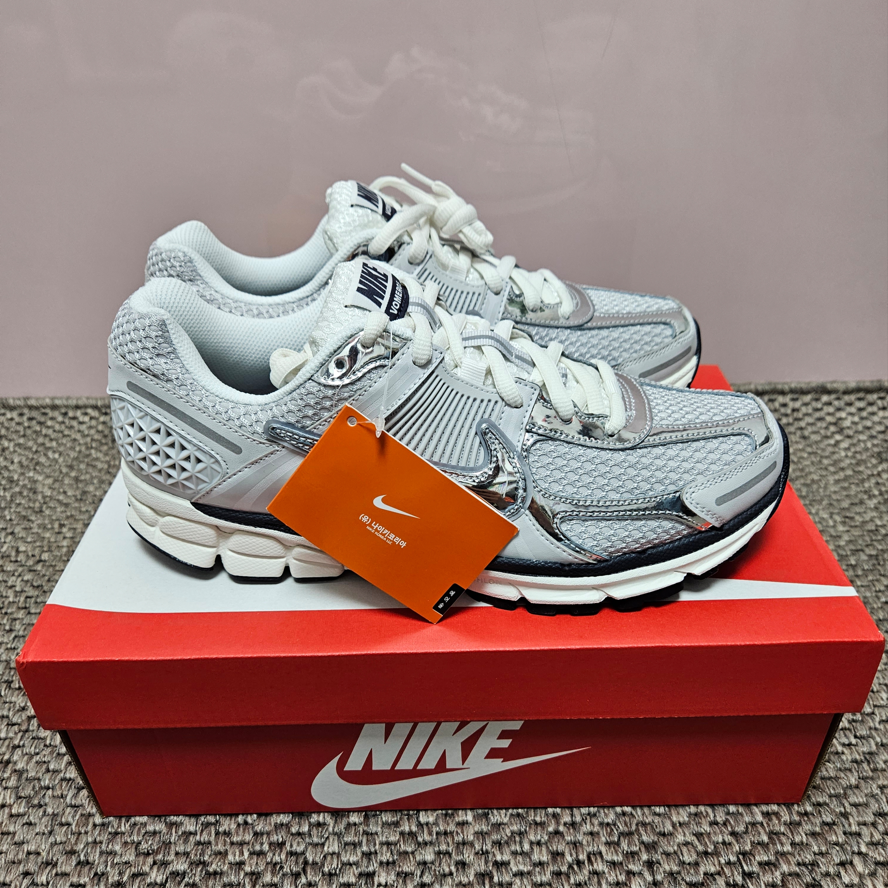 (W) Nike Zoom Vomero 5 Photon Dust and Metallic Silver 착용 스타일 - 3