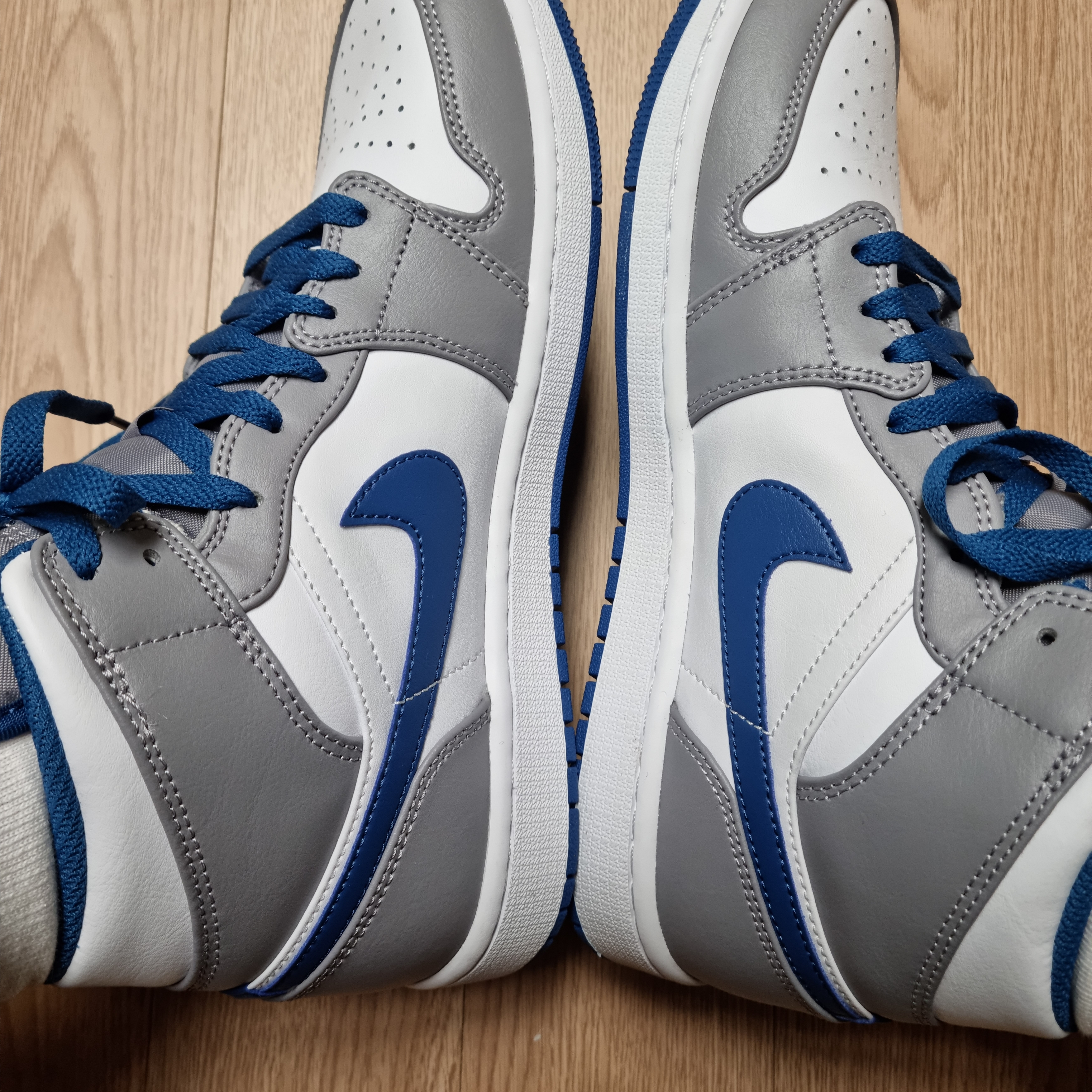 Jordan 1 Mid Cement Grey True Blue 착용 스타일 - 2