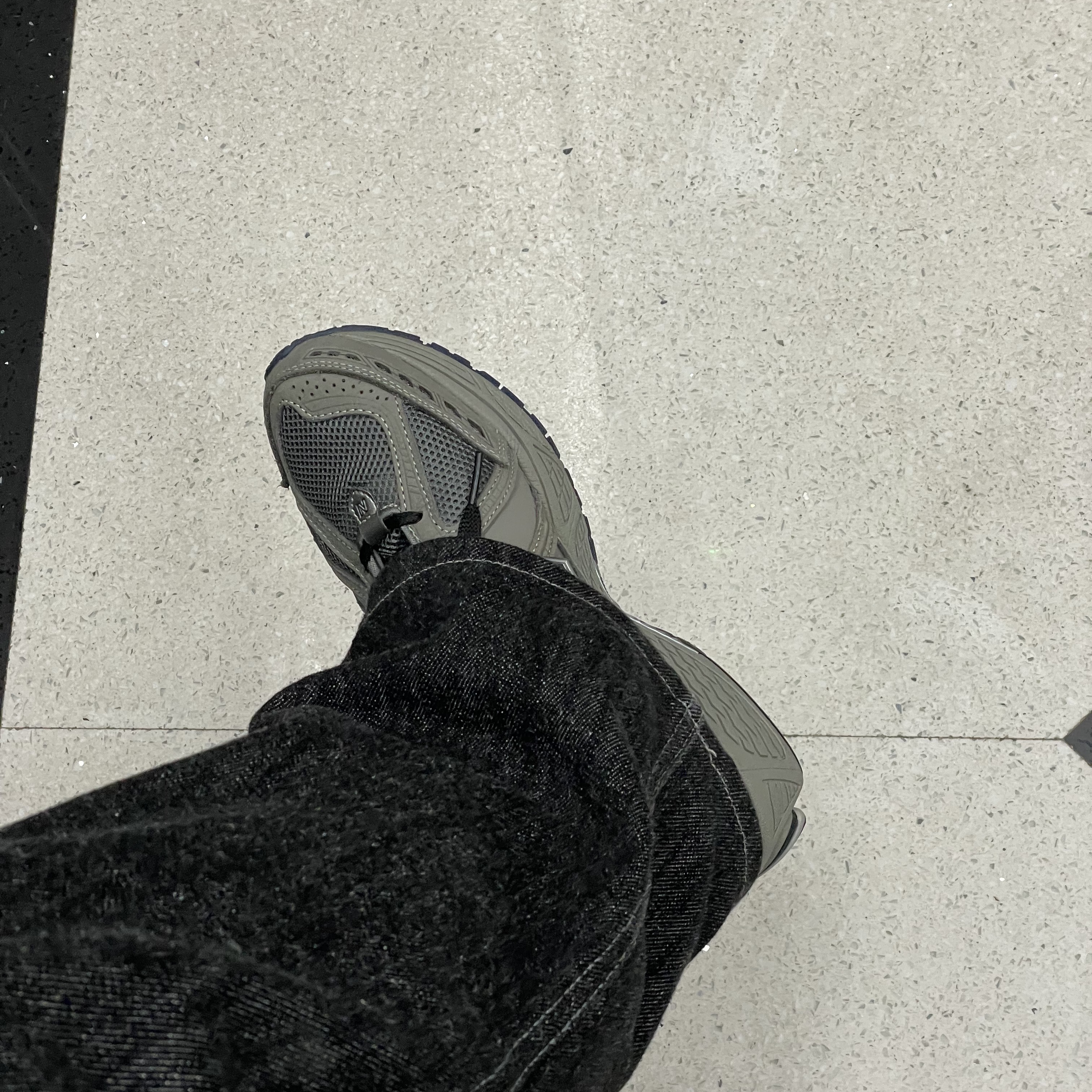 New Balance 1906R Charcoal Grey 착용 스타일 - 1