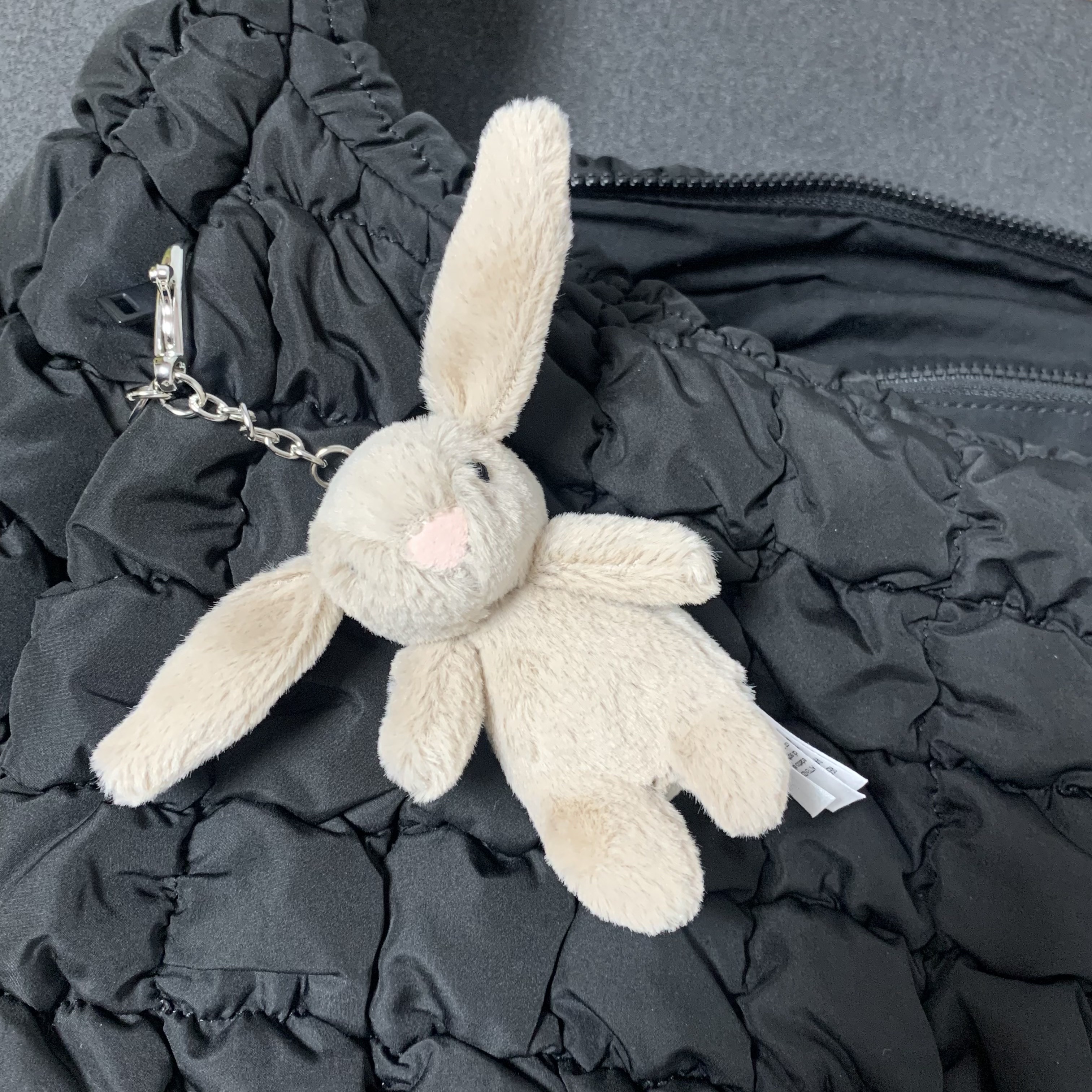 Jellycat Bashful Bunny Bag Charm Beige, COS Quilted Oversized Shoulder Bag Black 착용 스타일 - 1