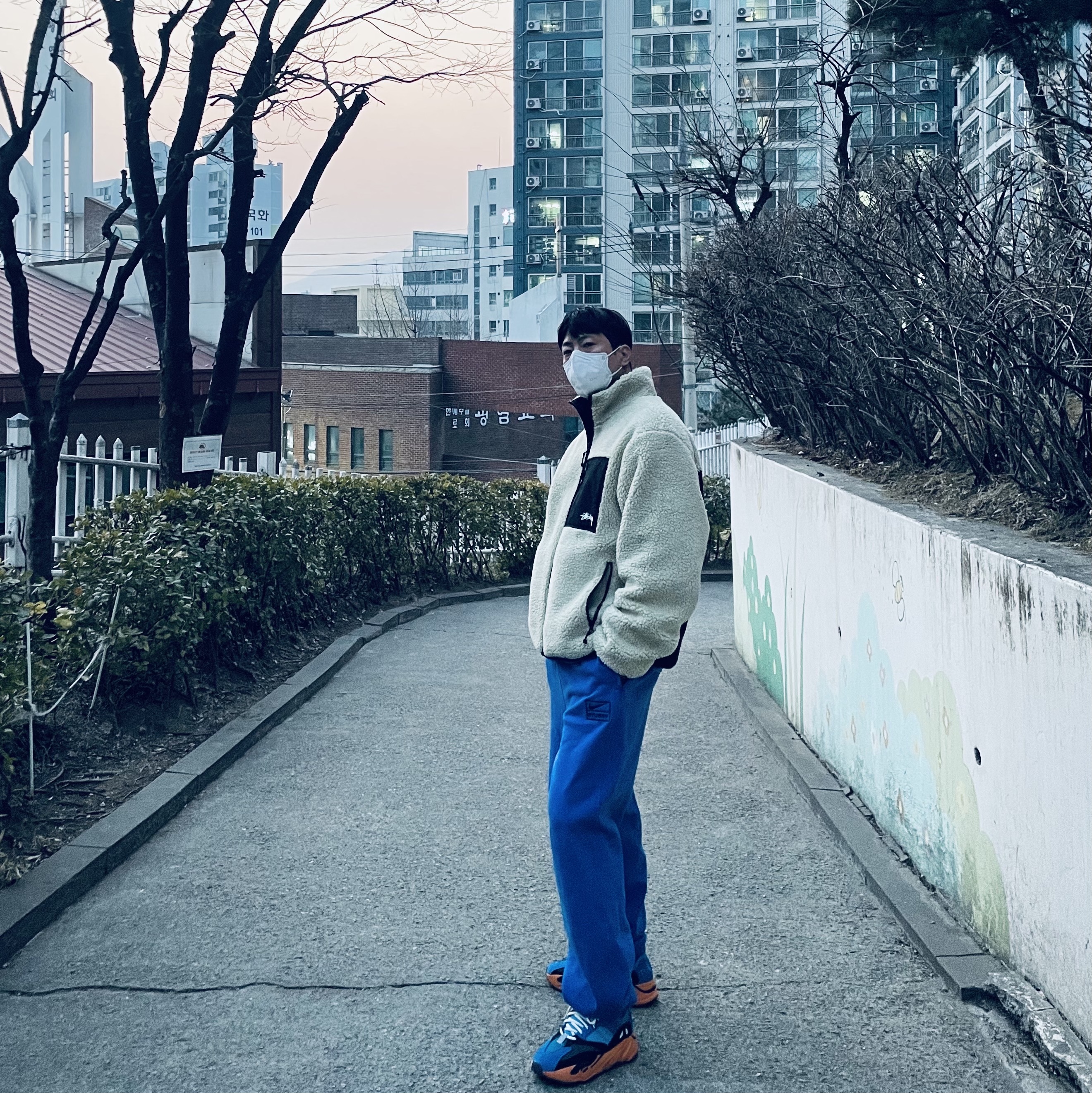 Nike x Stussy NRG Acid Washed Crewneck Game Royal (DR4024-480), Nike x Stussy NRG Acid Washed Fleece Pants Game Royal (DR4025-480) 착용 스타일 - 1