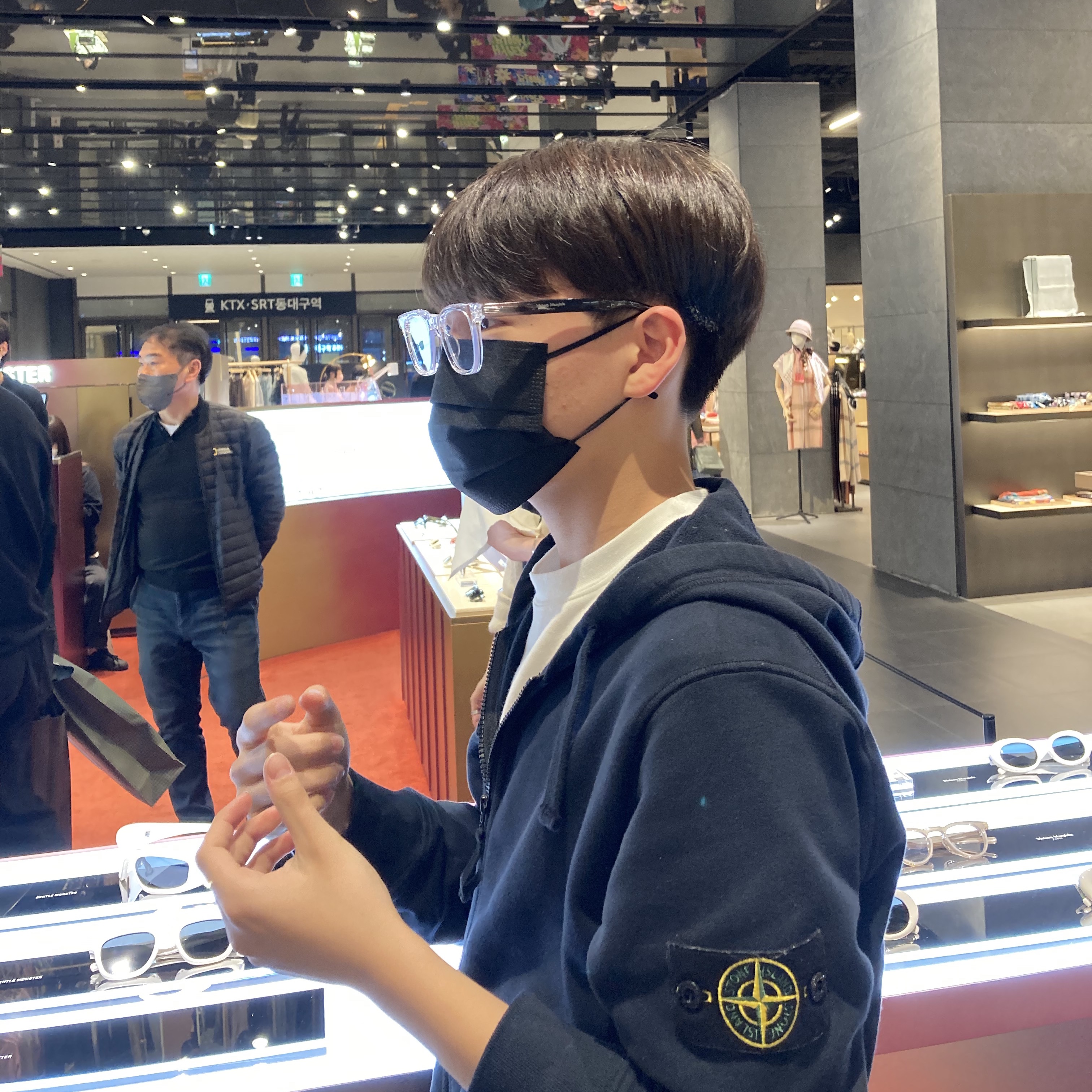 Gentle Monster x Maison Margiela MM010 Clear Black Gradient, Stone Island 64251 Cotton Fleece Full Zip Hooded Sweatshirt Navy Blue - 22SS 착용 스타일