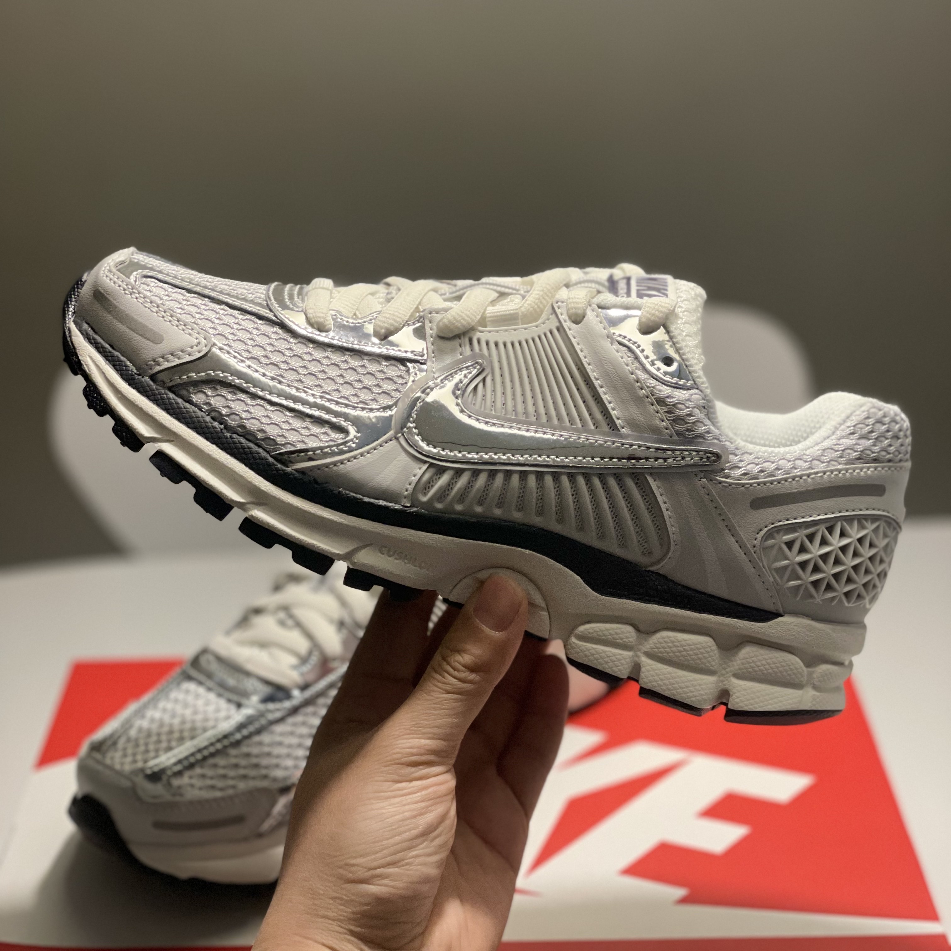 (W) Nike Zoom Vomero 5 Photon Dust and Metallic Silver 착용 스타일 - 5