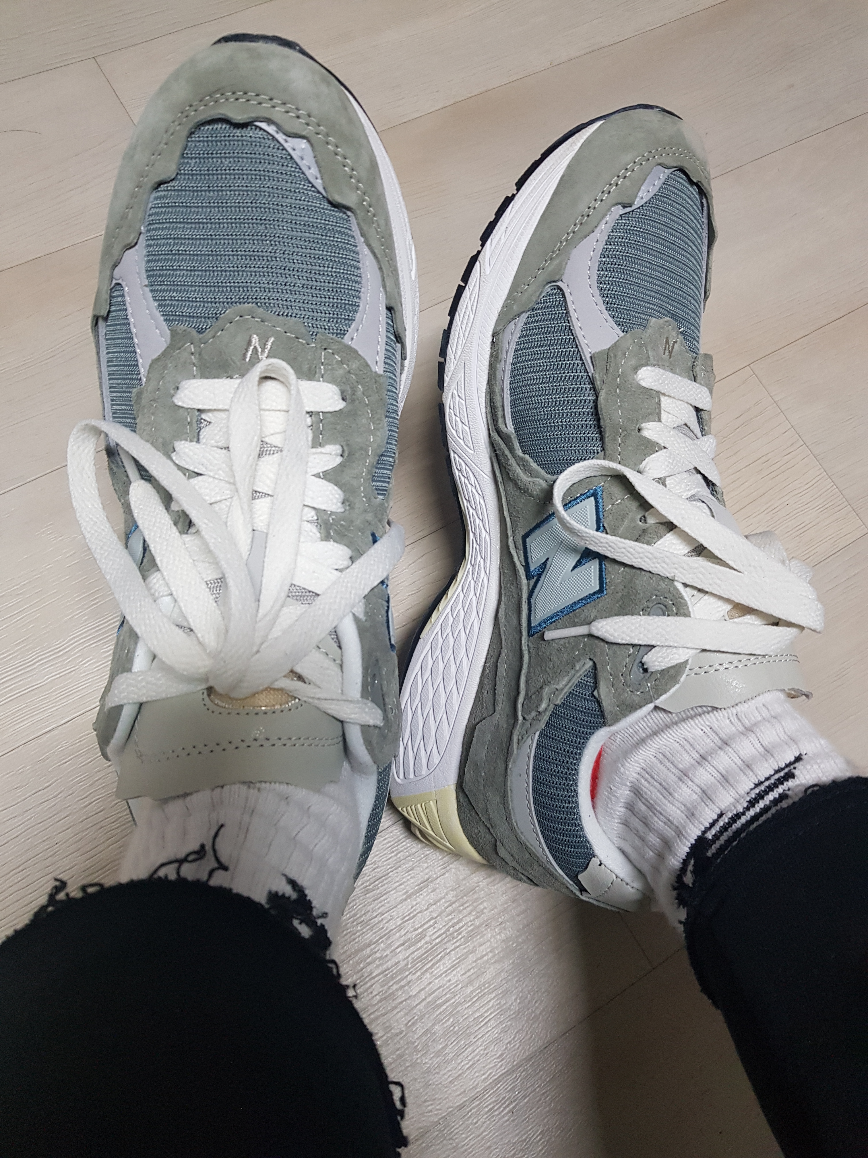 New Balance 2002R Protection Pack Mirage Grey 착용 스타일