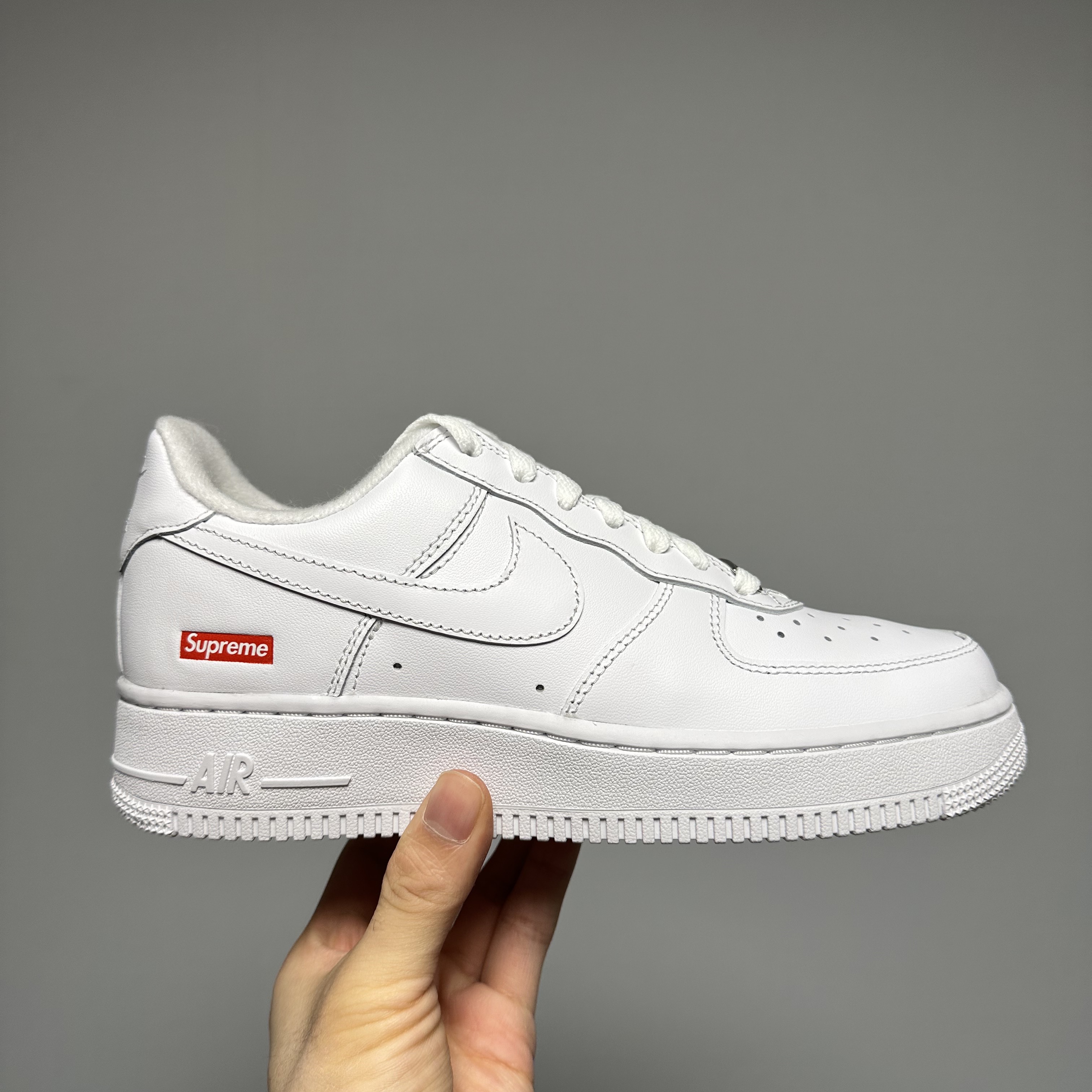 Nike x Supreme Air Force 1 Low White 착용 스타일 - 1