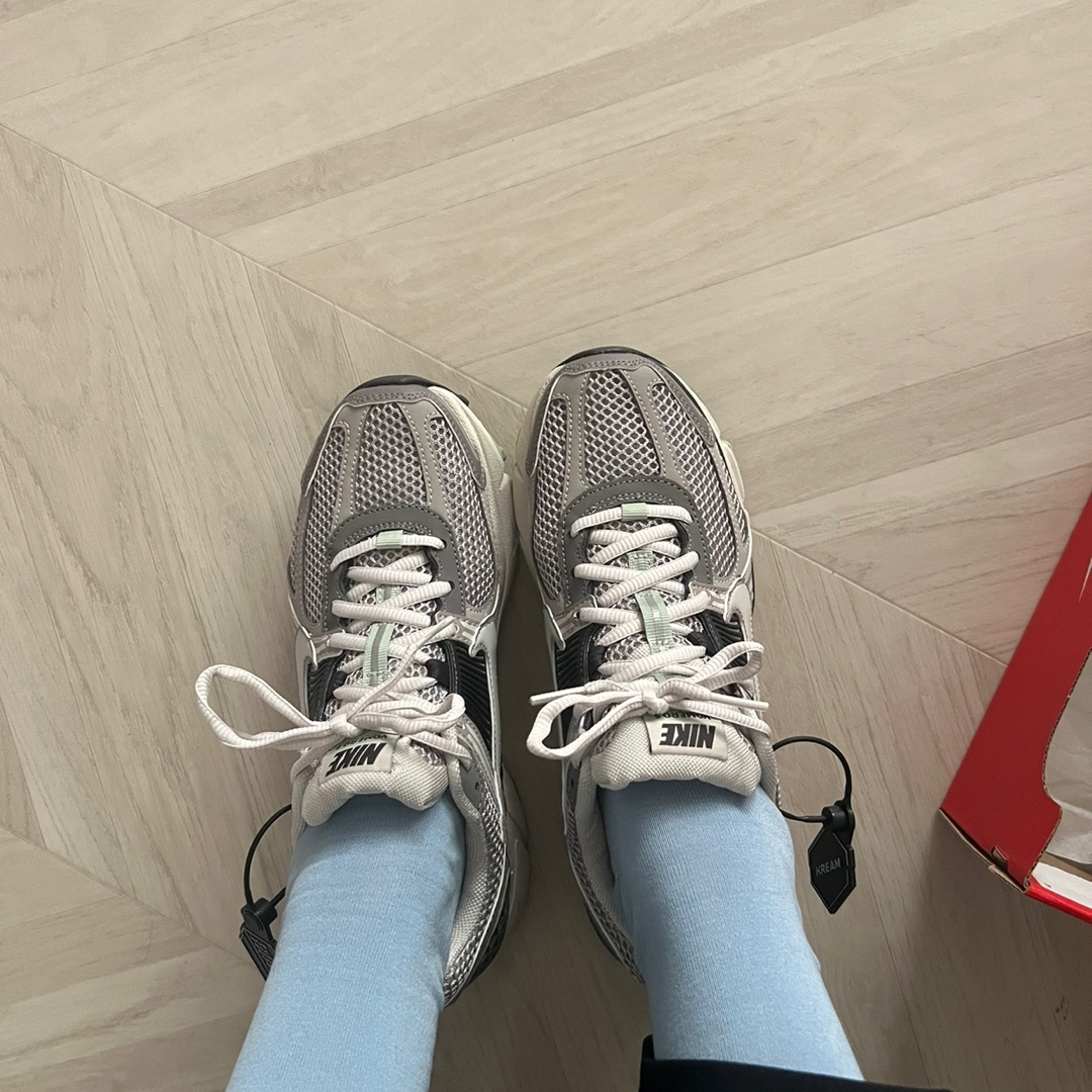 (W) Nike Zoom Vomero 5 Cobblestone and Flat Pewter 착용 스타일 - 1