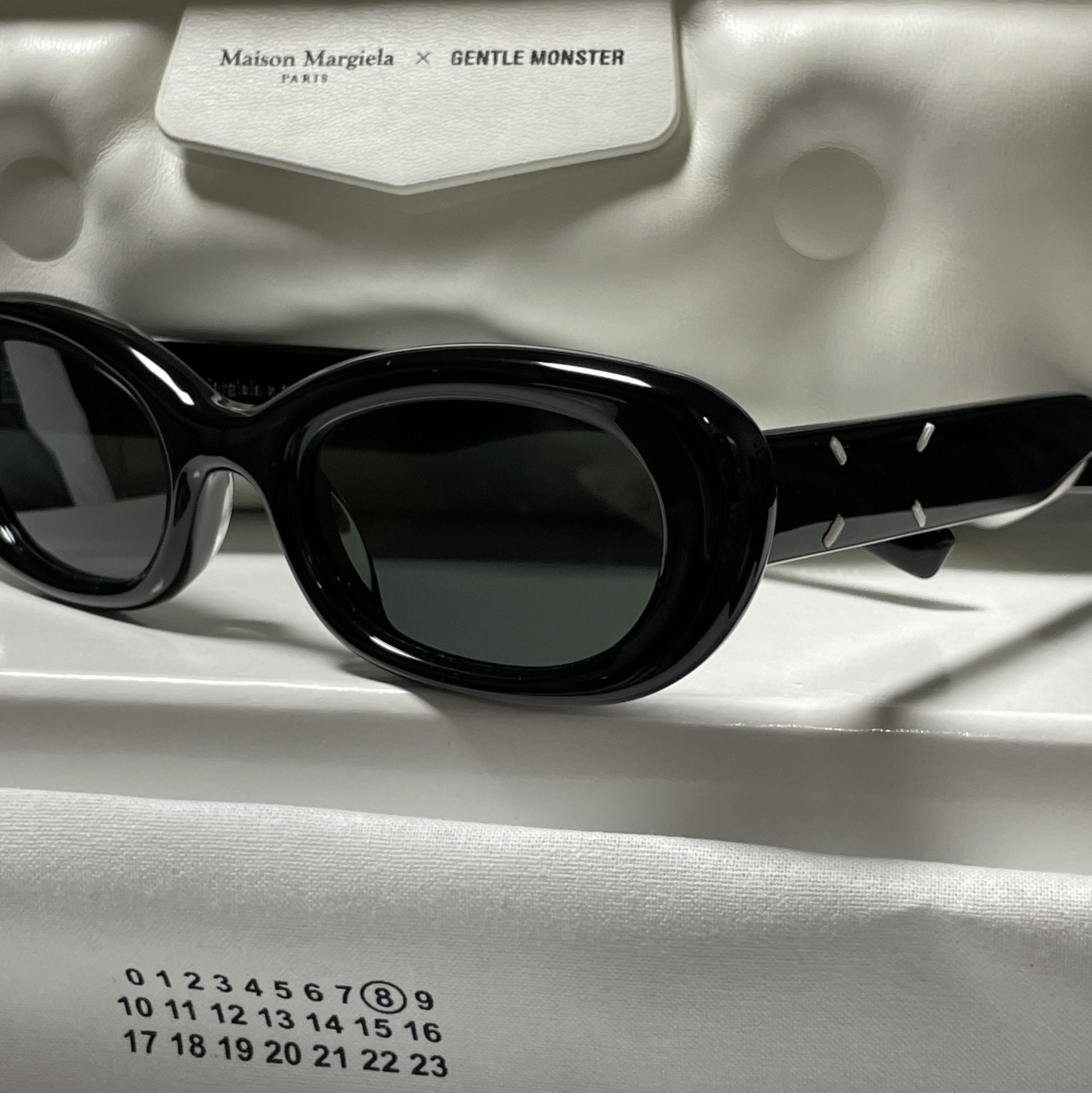 Gentle Monster x Maison Margiela MM004 Black Black 착용 스타일