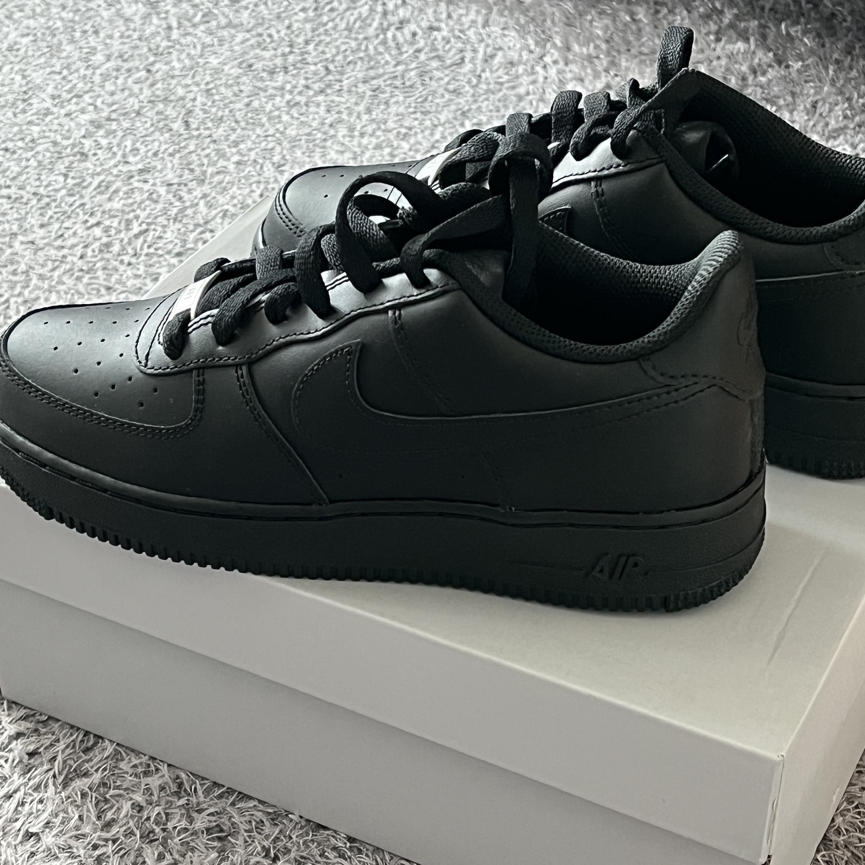 (GS) Nike Air Force 1 LE Black 착용 스타일 - 1