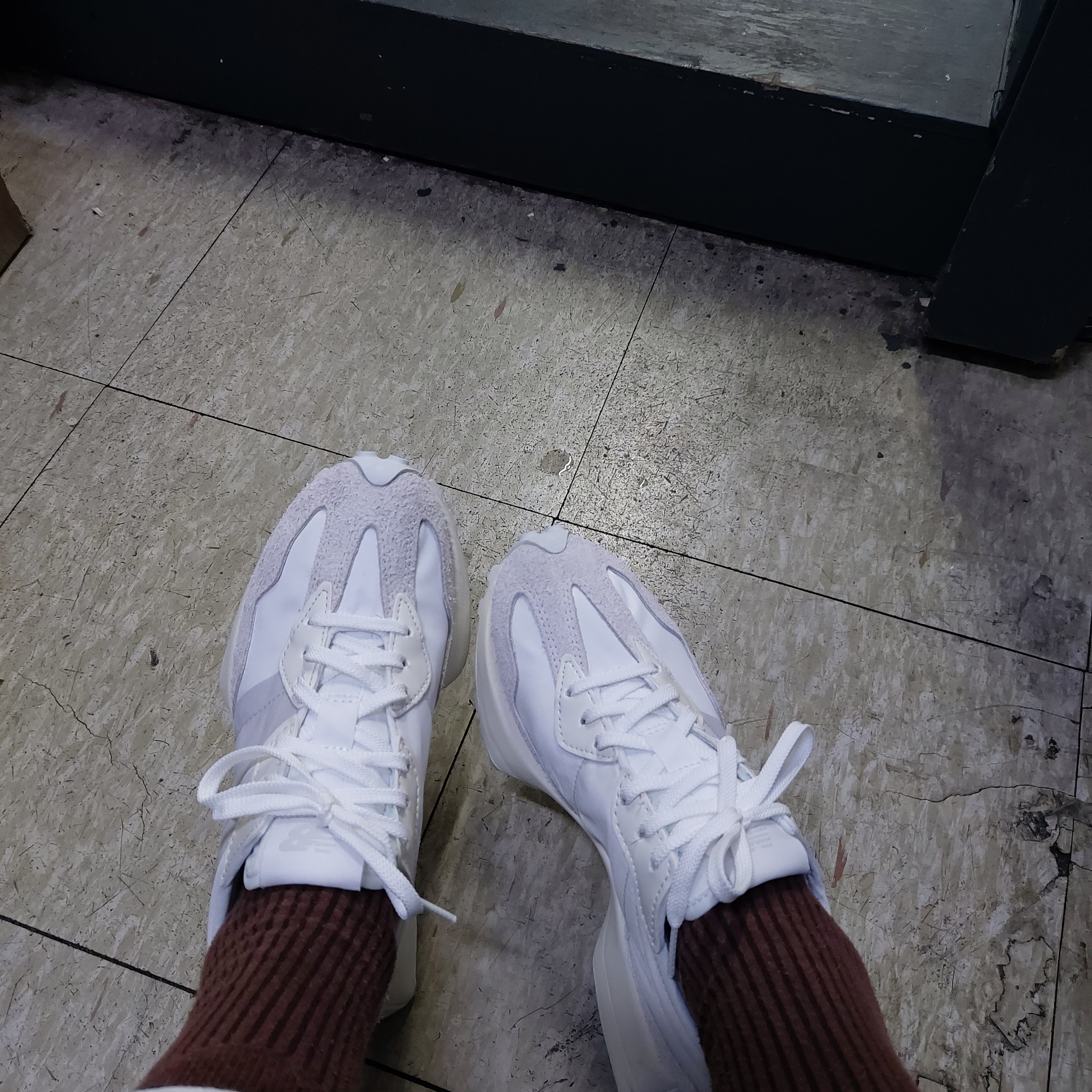(W) New Balance 327 White Moonbeam 착용 스타일