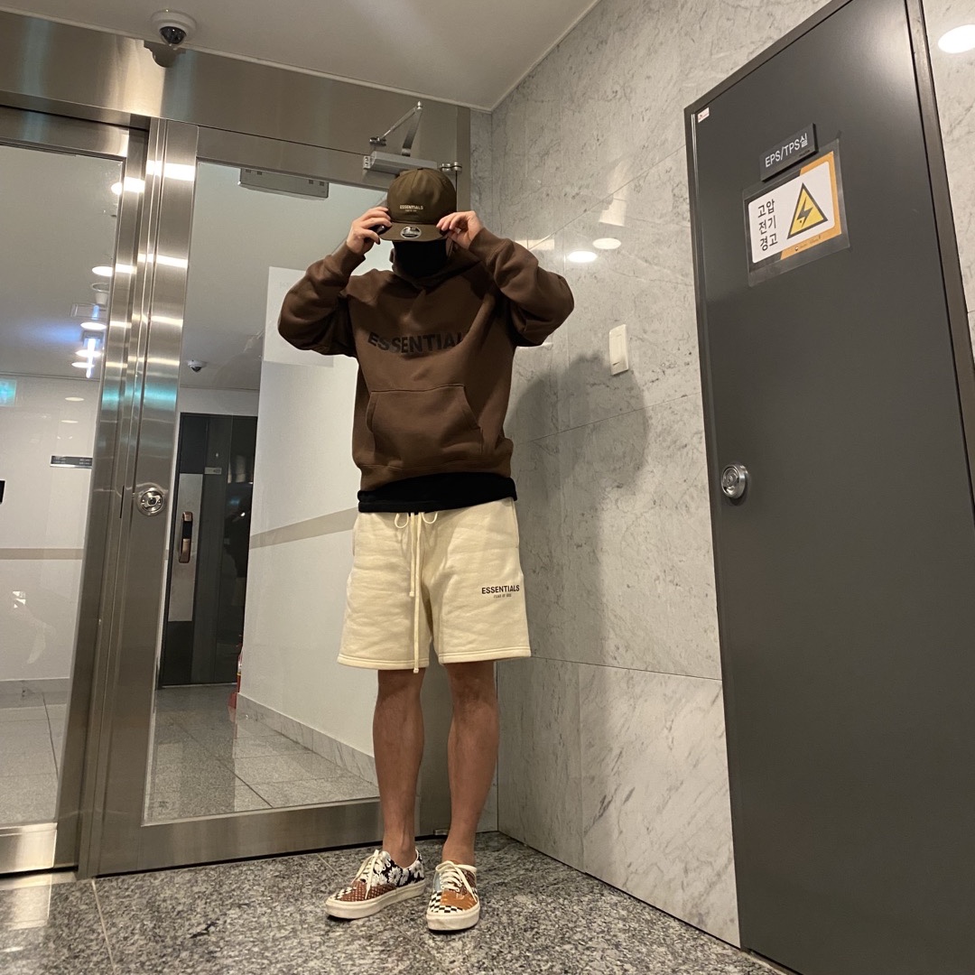 Essentials Sweatshorts Cream - 21SS, Essentials x New Era Retro Crown Strapback Brown 착용 스타일