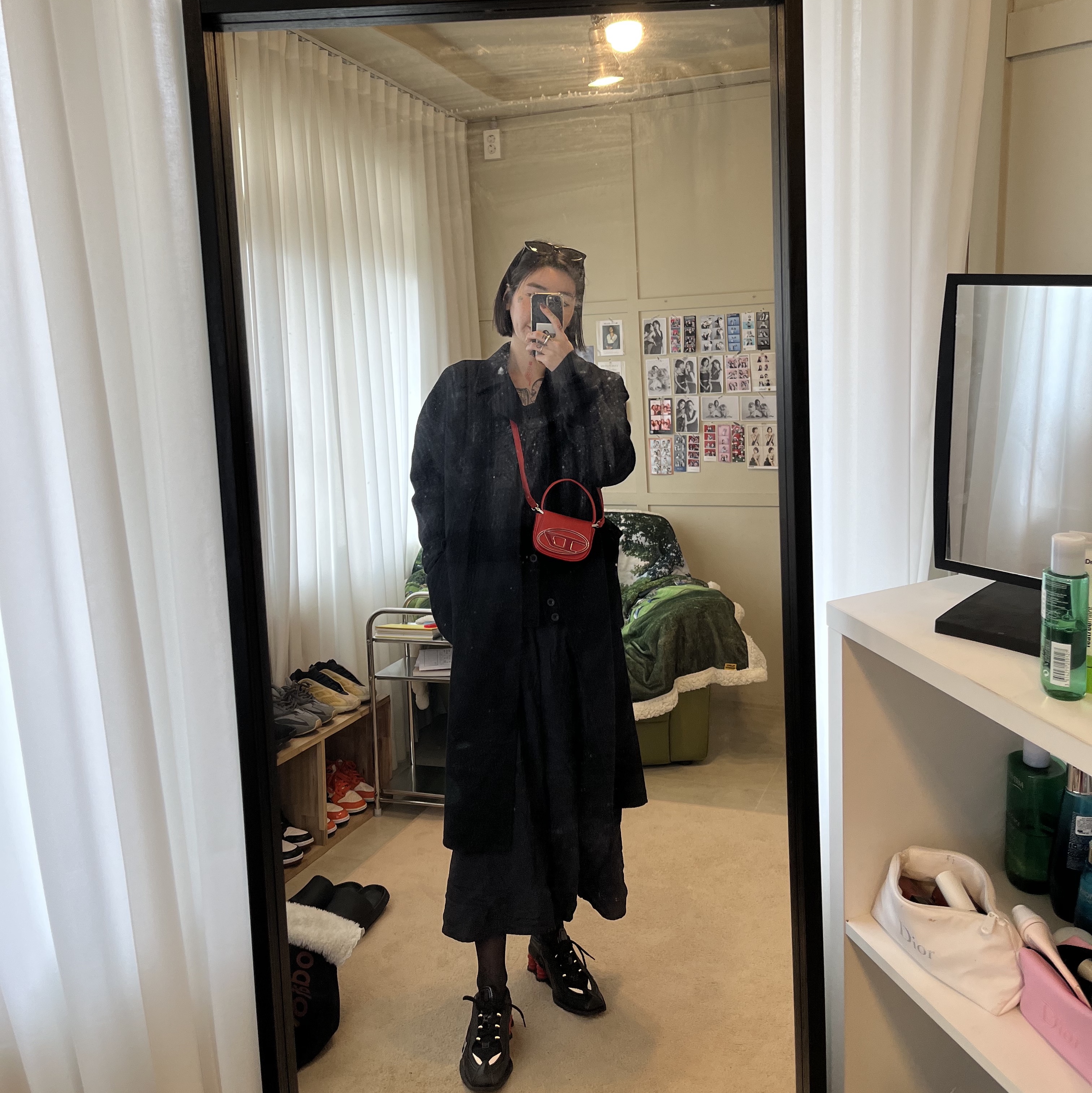 Nike x Martine Rose Shox MR4 Black, Balenciaga Swift Oval Sunglasses Black 착용 스타일 - 5
