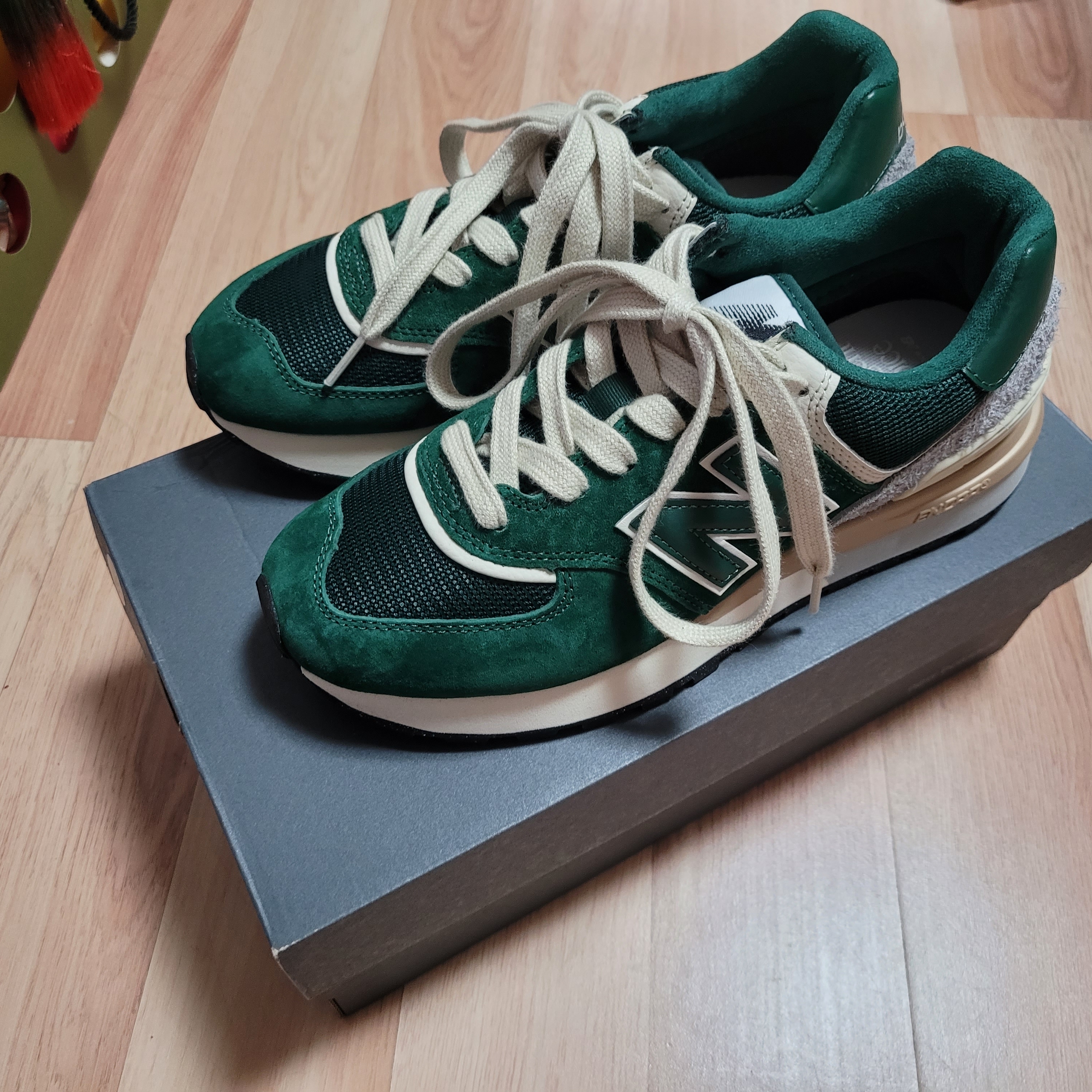 New Balance 574 Legacy Green 착용 스타일 - 1