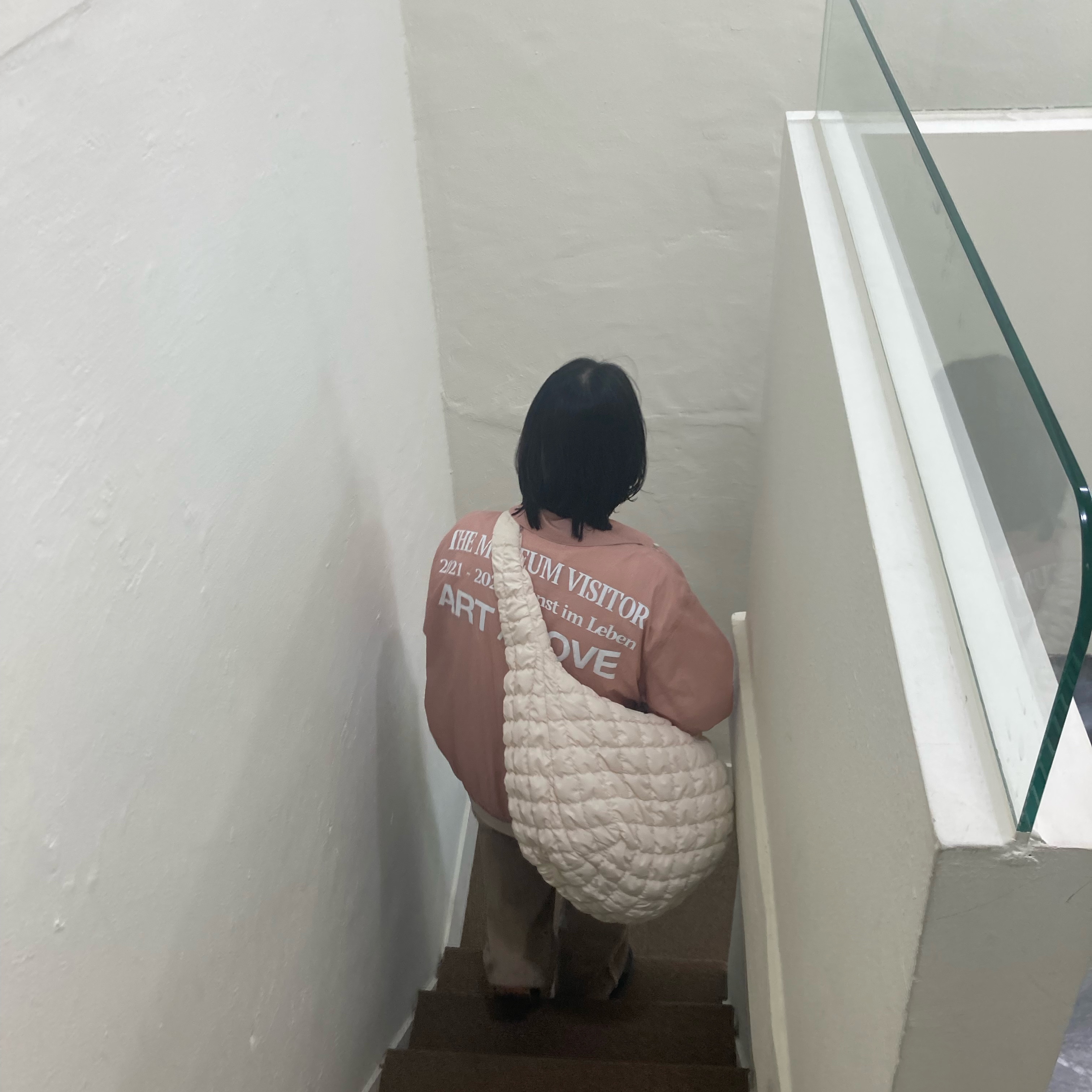 The Museum Visitor Art Love Curved Zipper Windbreaker Pink, COS Quilted Oversized Shoulder Bag Off White Light Beige 착용 스타일 - 1