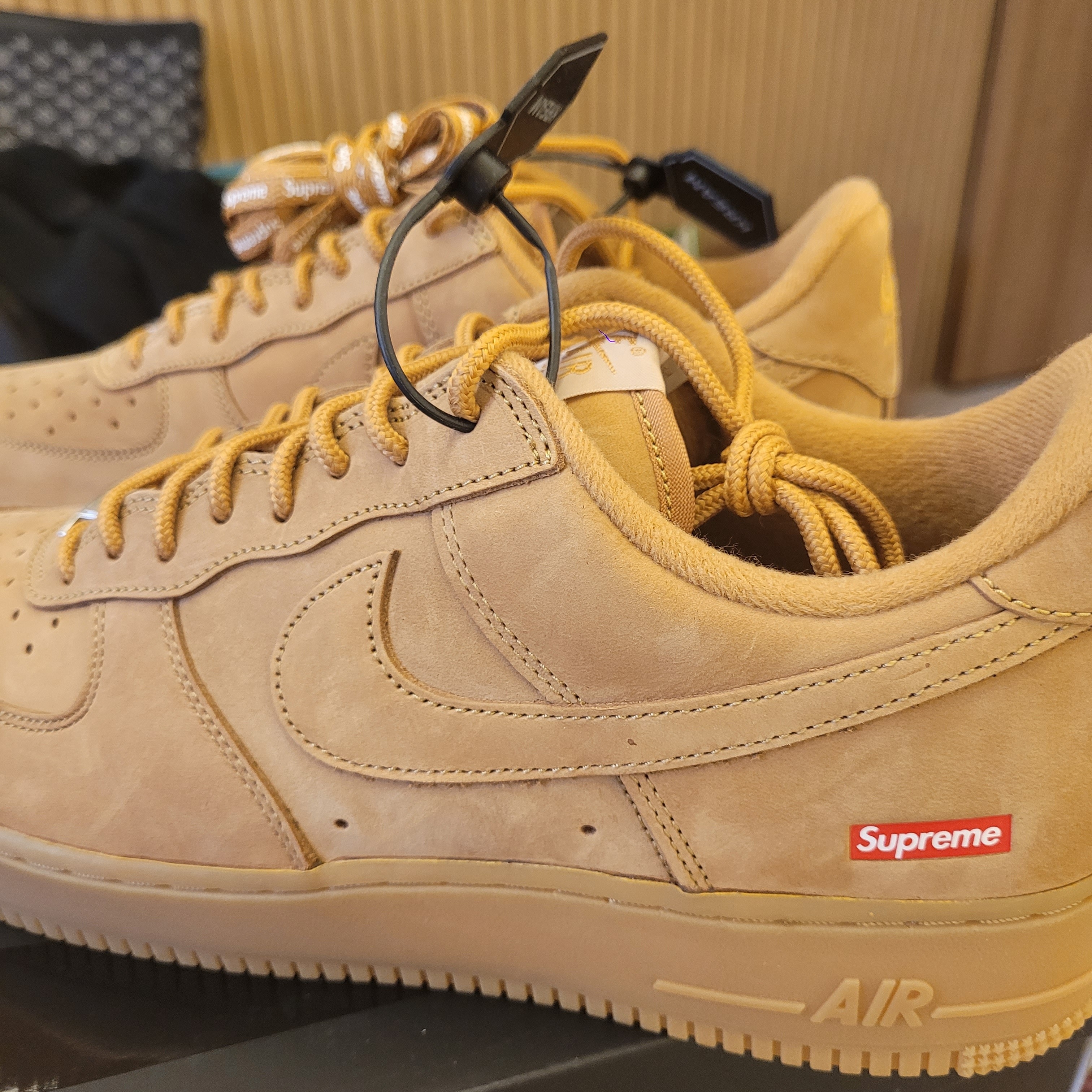 Nike x Supreme Air Force 1 Low Flax 착용 스타일 - 1