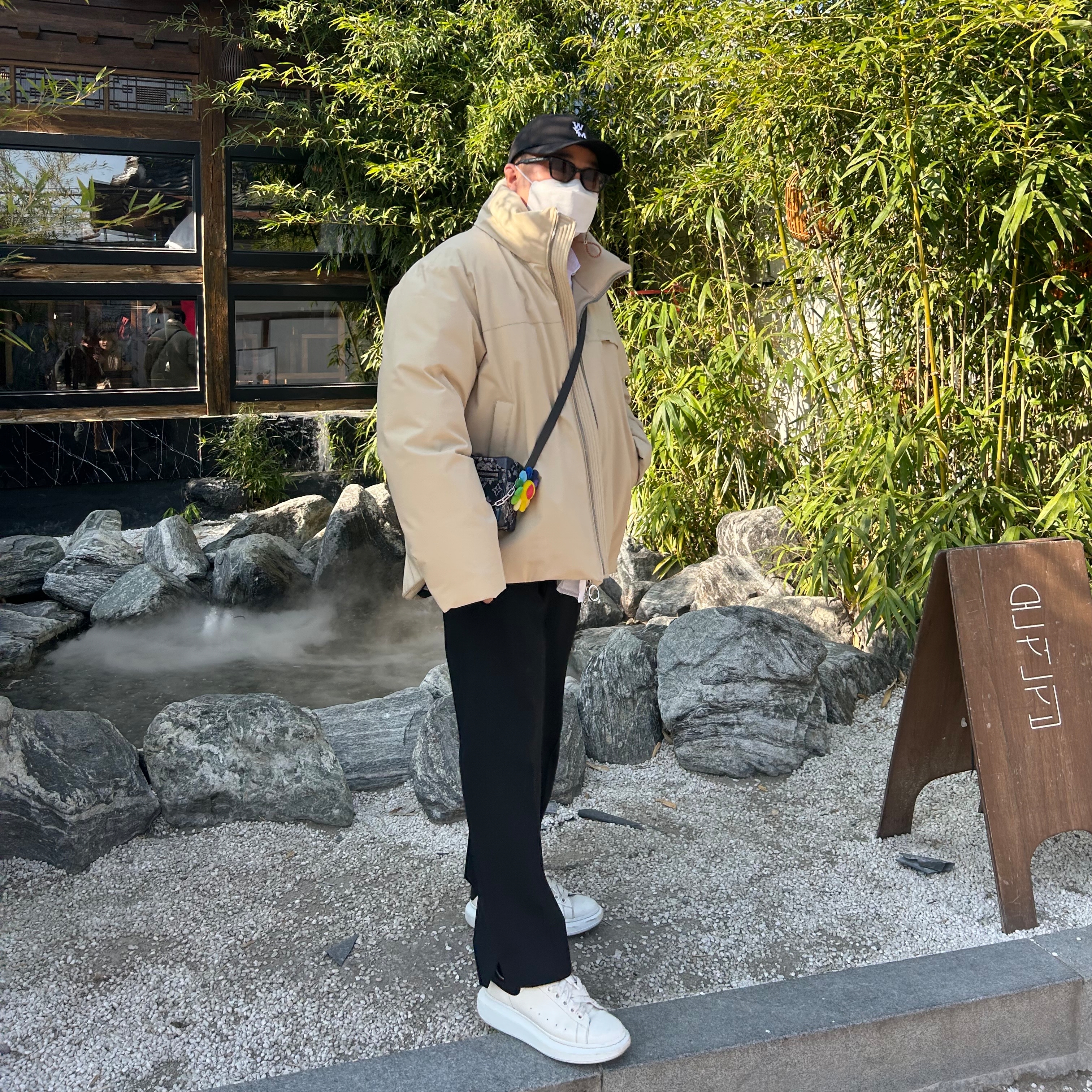Alexander McQueen Oversized Sneakers White Black, Wooyoungmi White Logo Ball Cap Black 착용 스타일