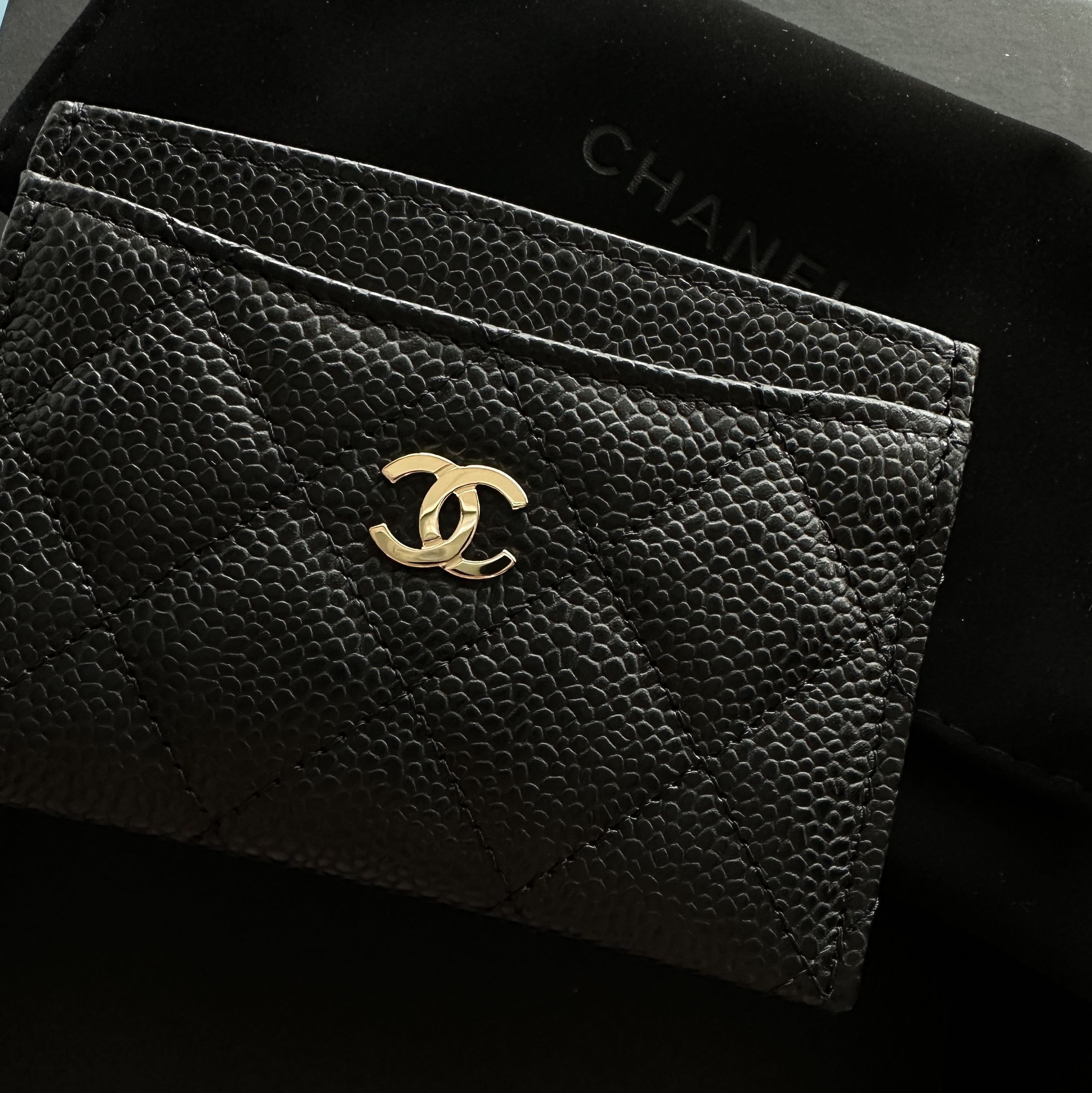 Chanel Classic Card Holder Grained Calfskin & Gold Black 착용 스타일