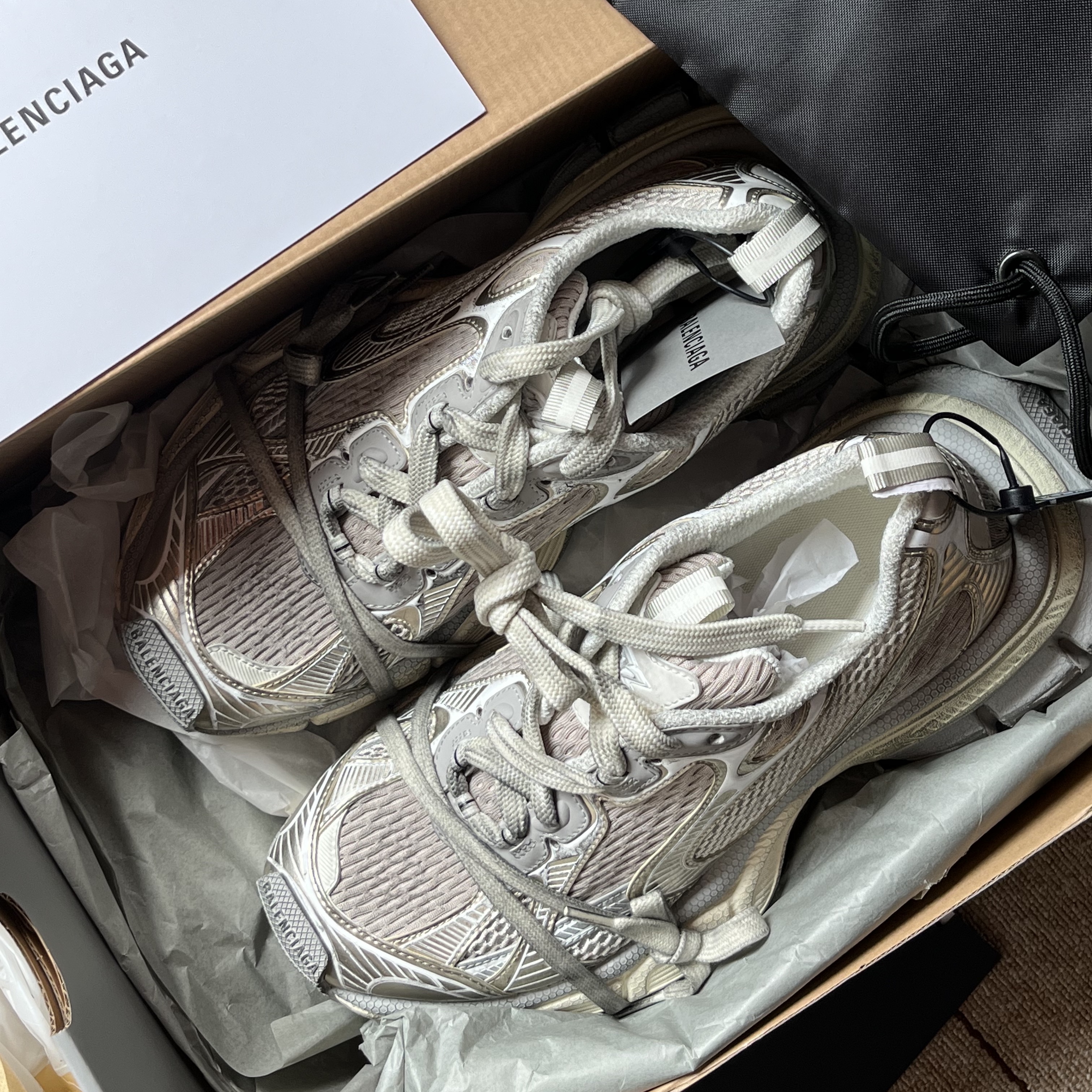 Balenciaga 3XL Sneakers Light Beige 착용 스타일 - 2