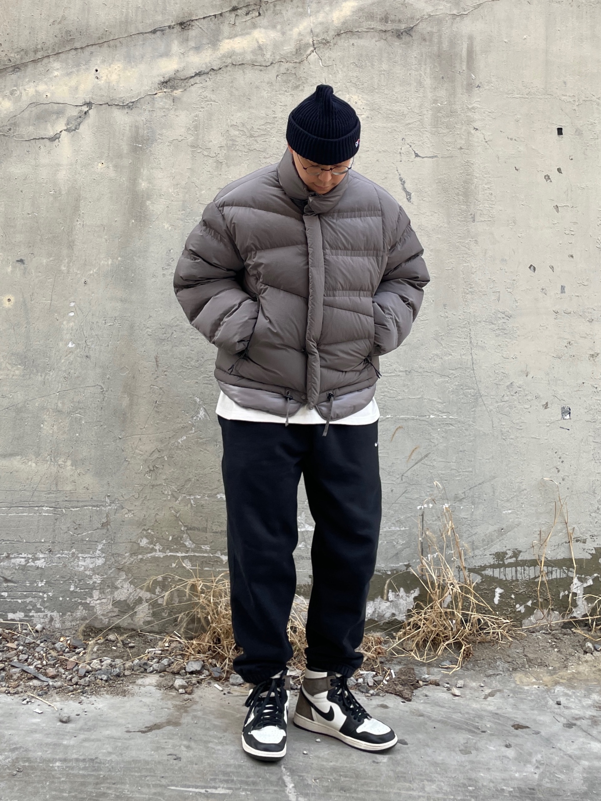 Jordan 1 Retro High OG Black Mocha, Nike NRG Solo Swoosh Woven Track Pants Black White - Asia 착용 스타일 - 1