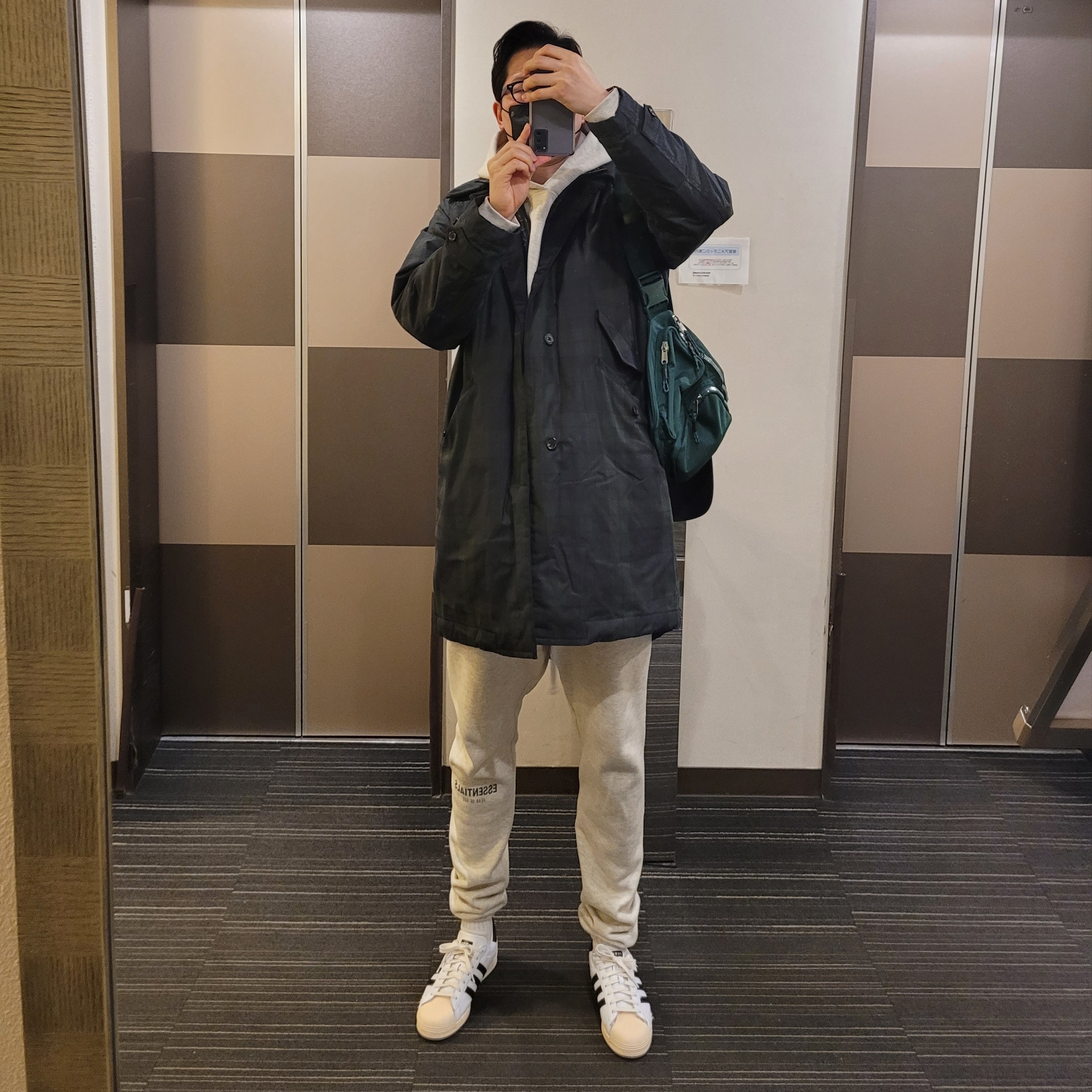 Adidas x Taegeukdang Superstar White Black, Essentials The Core Collection Hoodie Light Oatmeal 착용 스타일 - 2