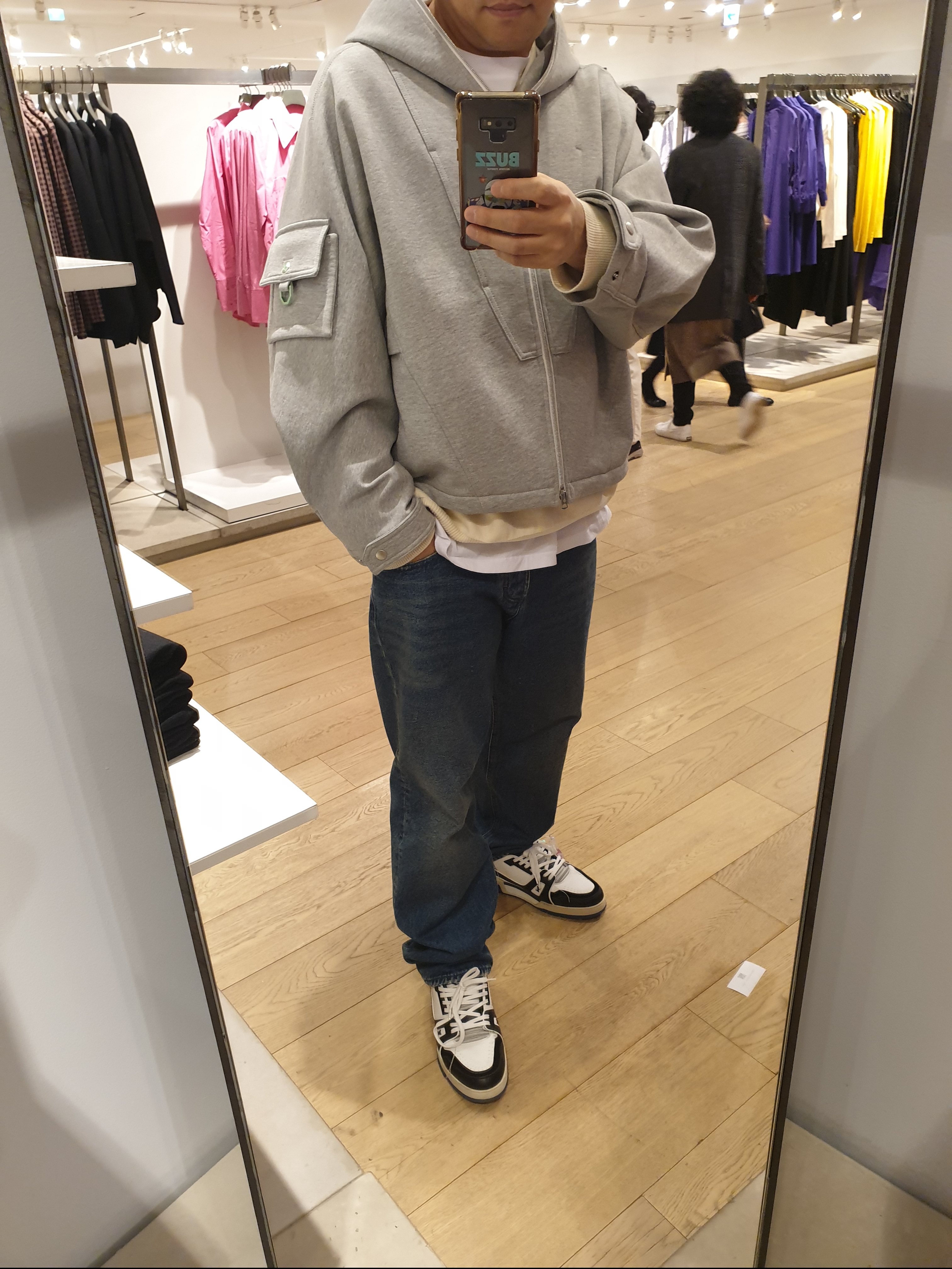 Louis Vuitton LV Trainer Sneakers White Black 착용 스타일