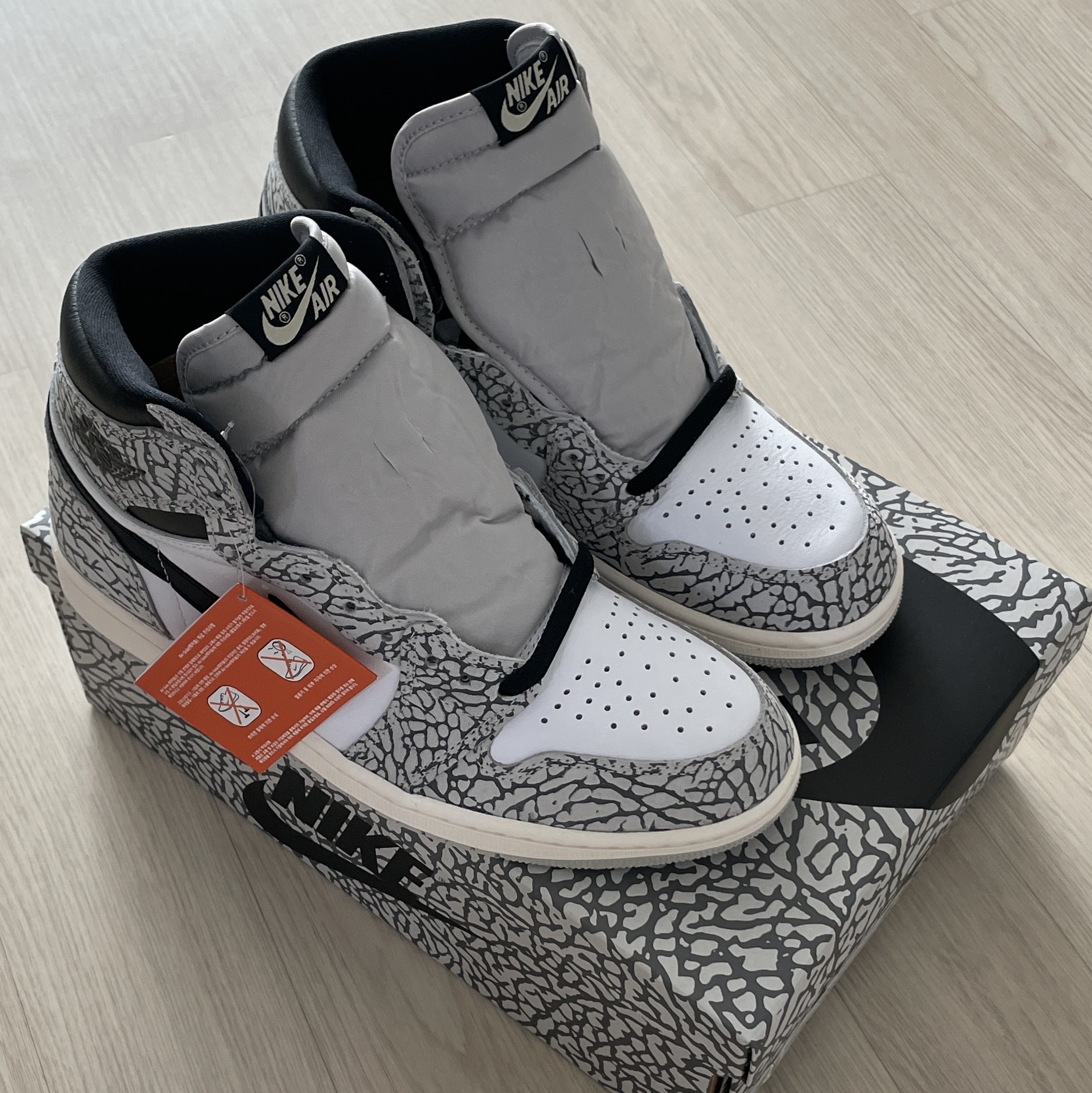 Jordan 1 Retro High OG White Cement 착용 스타일 - 1