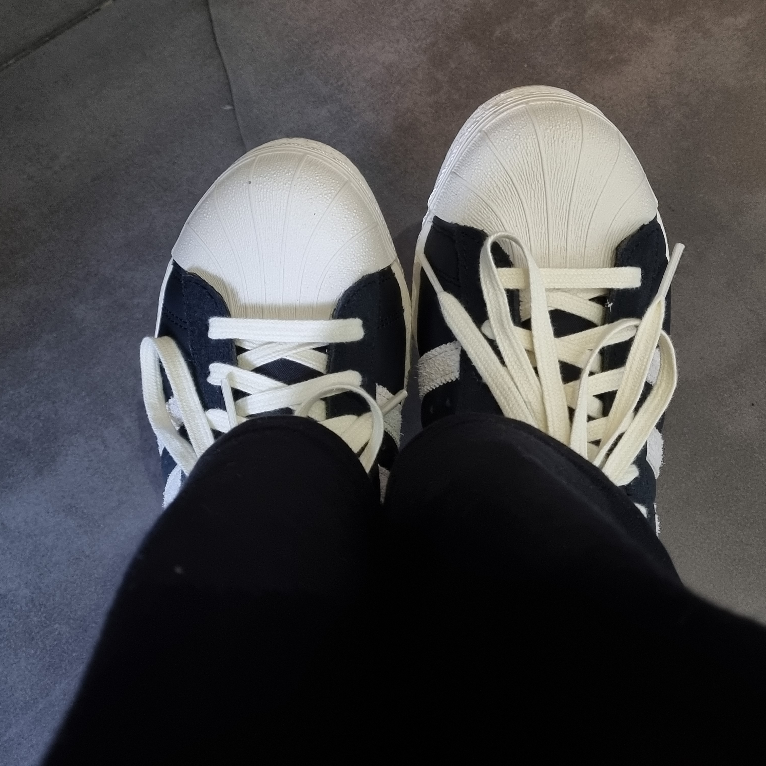 Adidas Superstar 82 Black White 착용 스타일 - 4