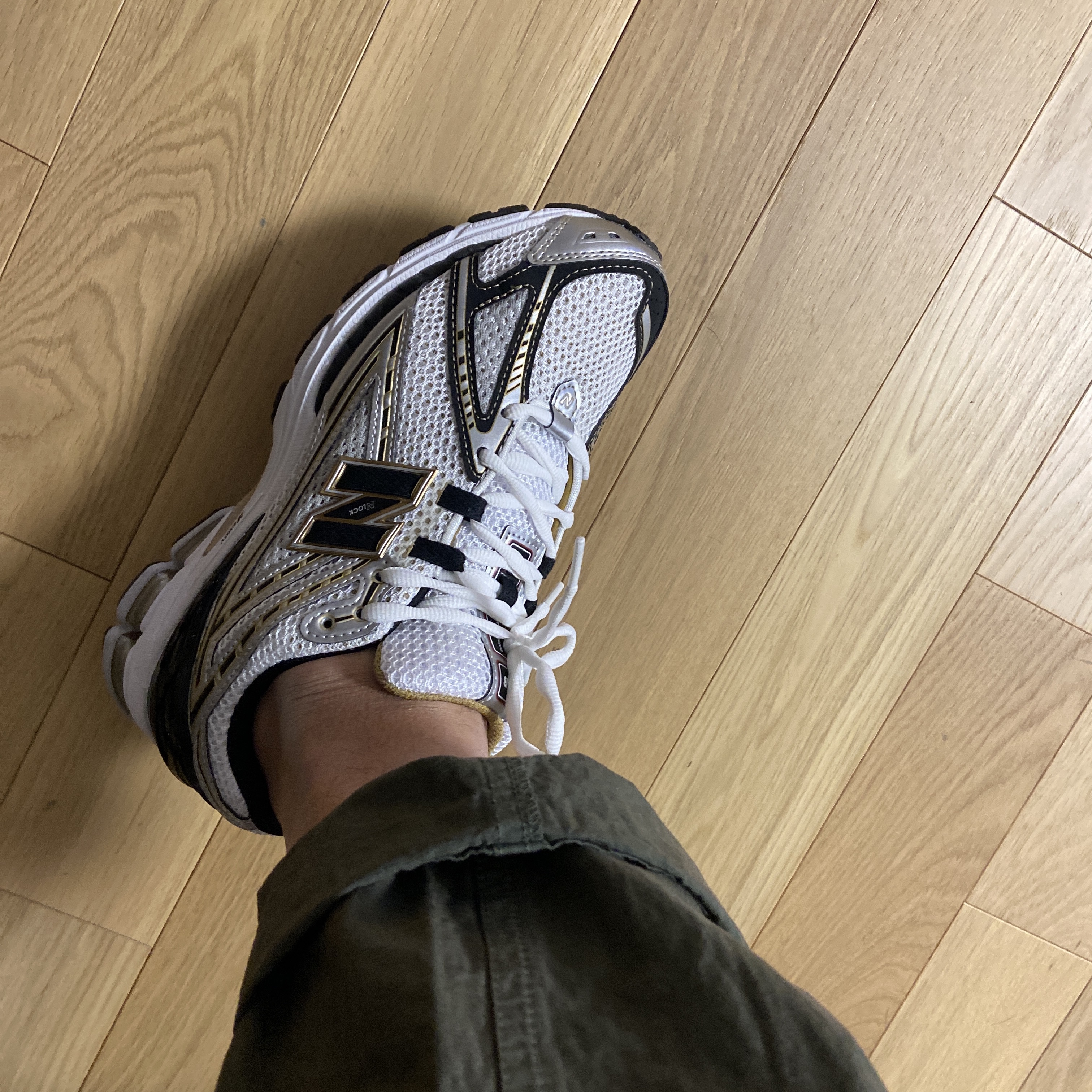 New Balance 1906R White Gold 착용 스타일