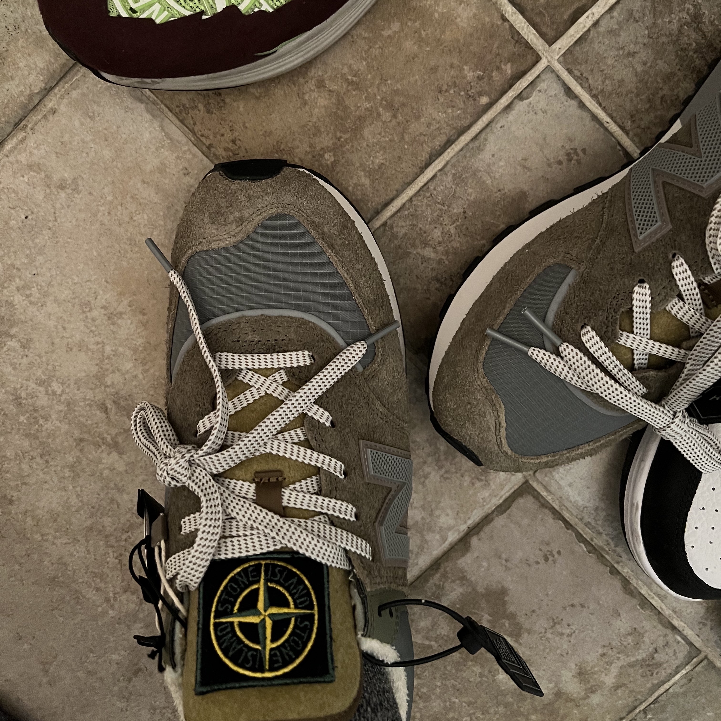New Balance x Stone Island 574 Legacy Green 착용 스타일 - 1