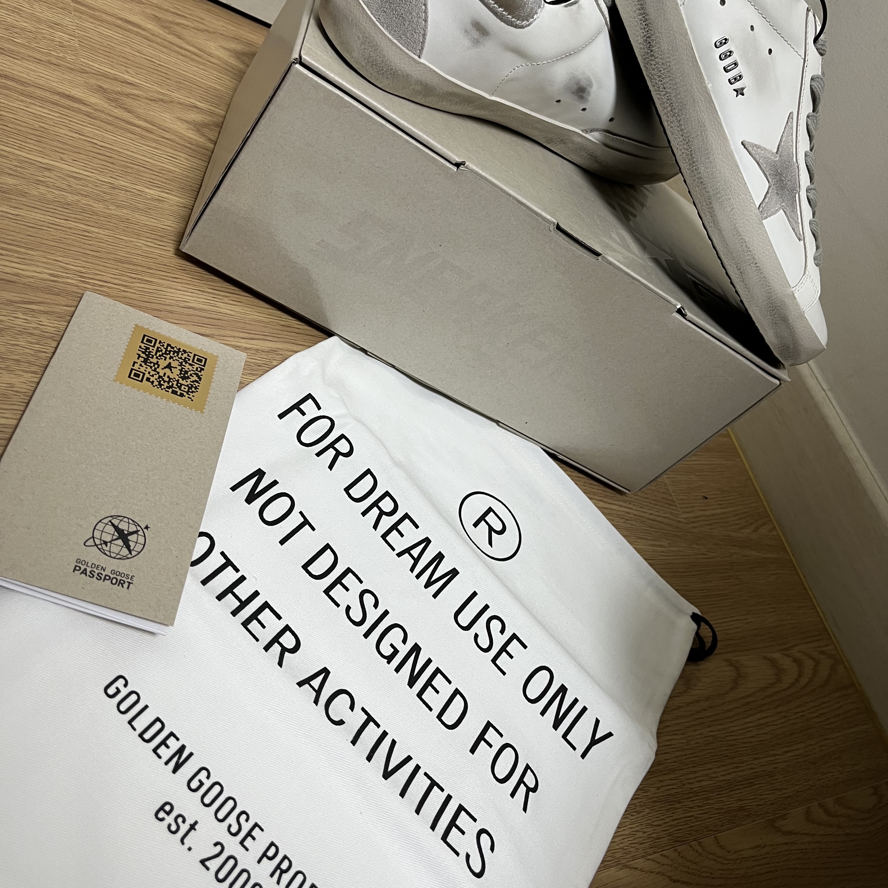 Golden Goose Superstar White Silver Heel Tab Sneakers 착용 스타일