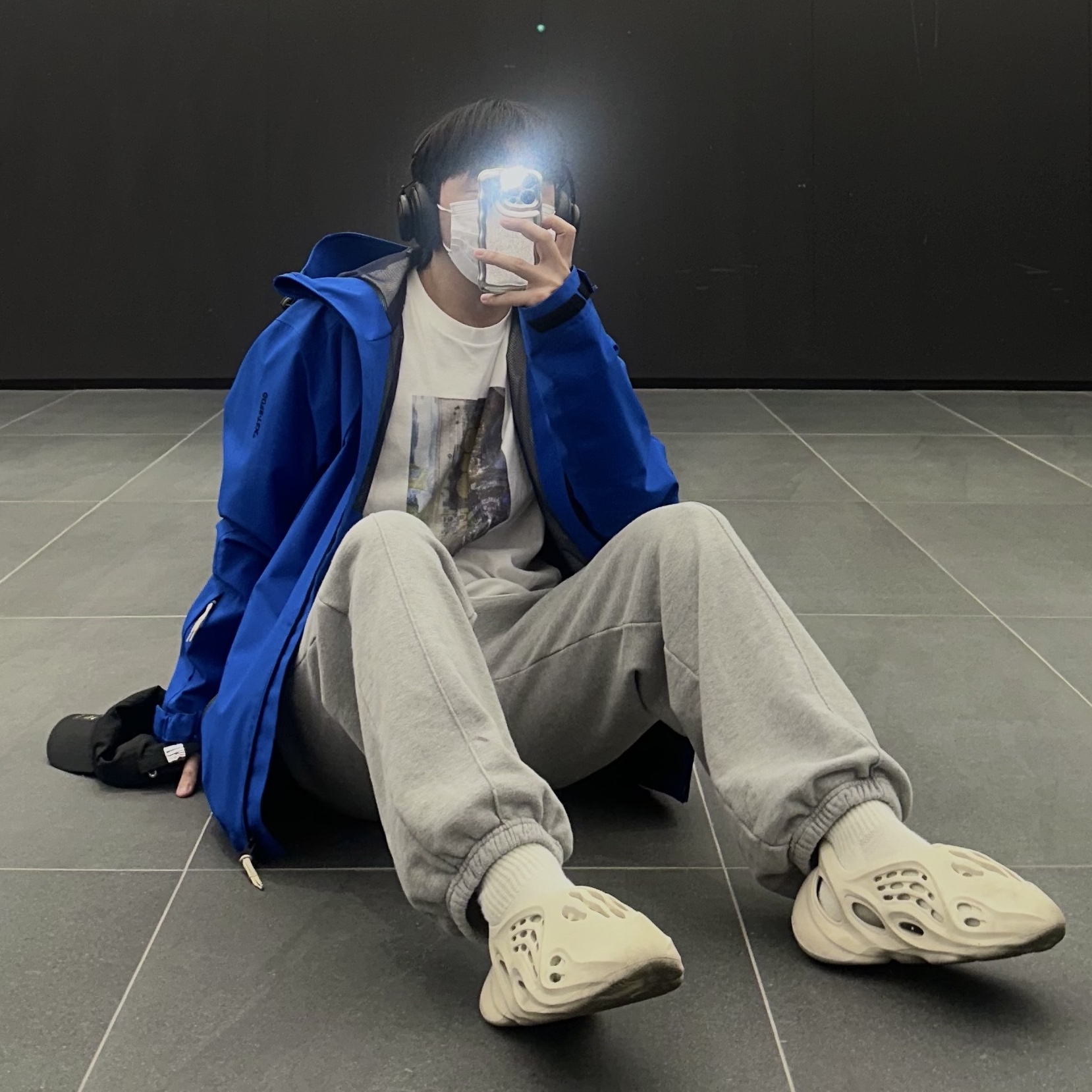 Adidas Yeezy Foam RNNR Sand 착용 스타일