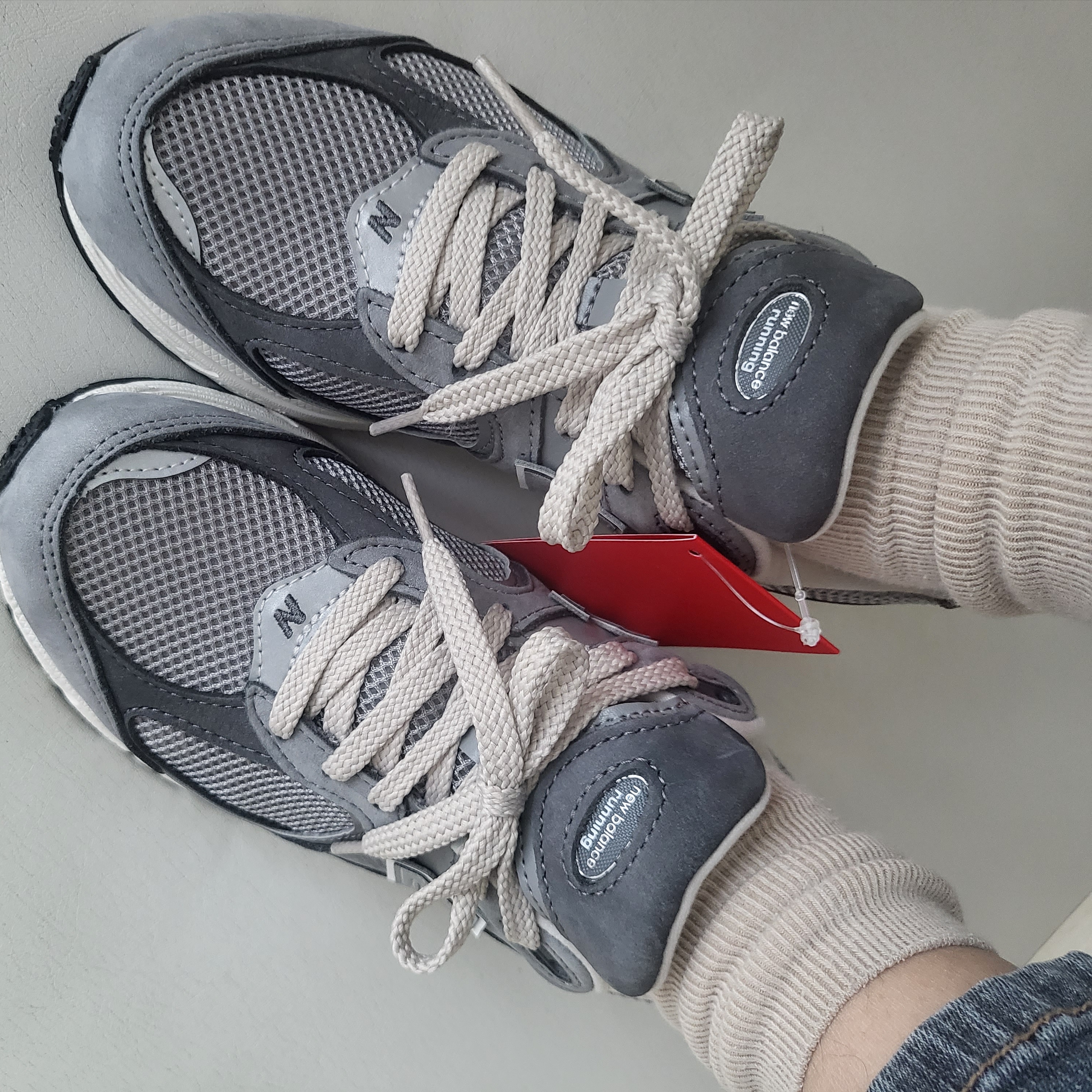 New Balance 2002R Premium Vintage Grey 착용 스타일